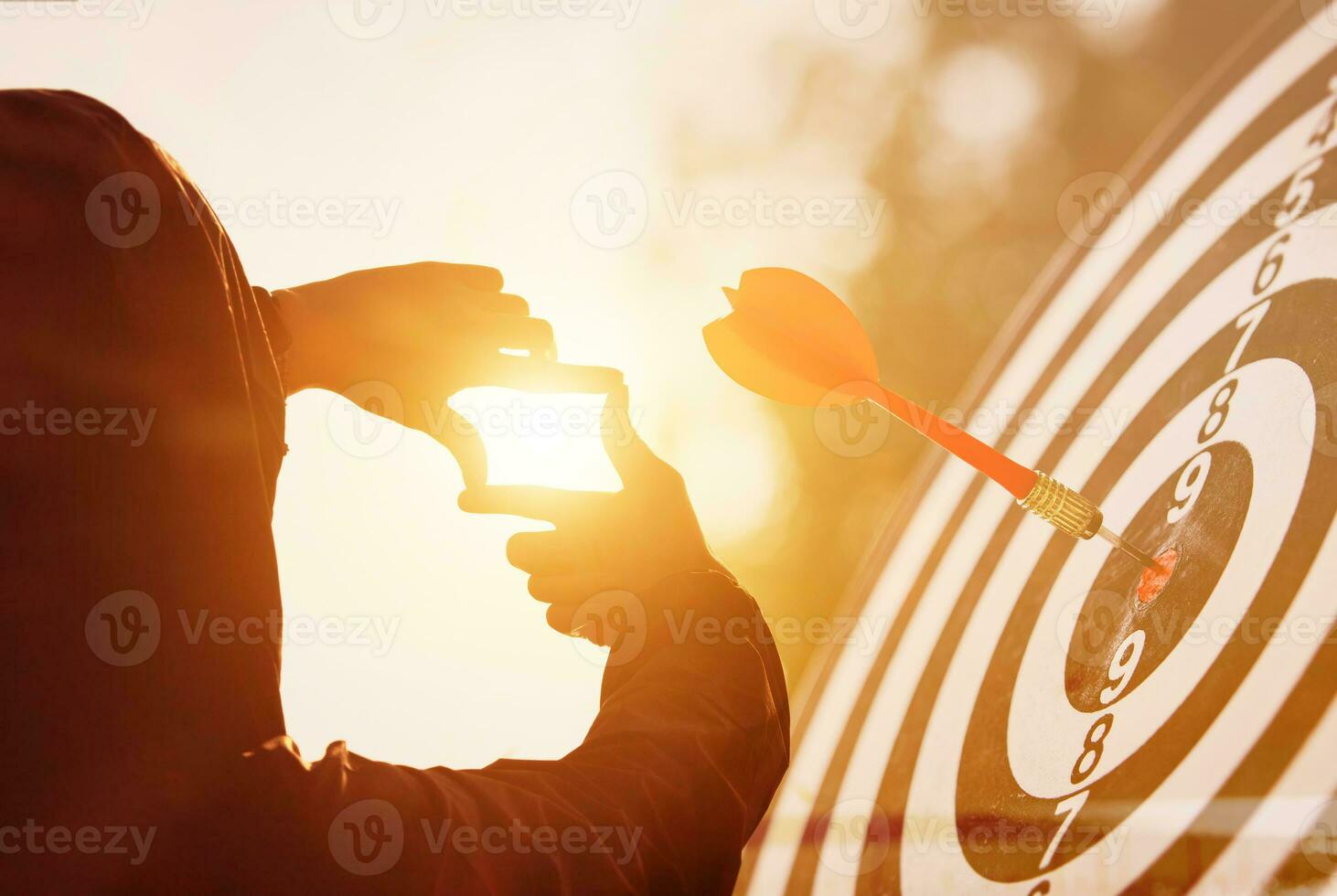 pianificazione e obiettivi per di partenza il nuovo anno. dell'uomo mano gesti messa a fuoco su ricerca telaio, e bersaglio tavola con luminosa luce del sole mostrando prospettiva per catturare il senso di il obbiettivo si avvicina. foto