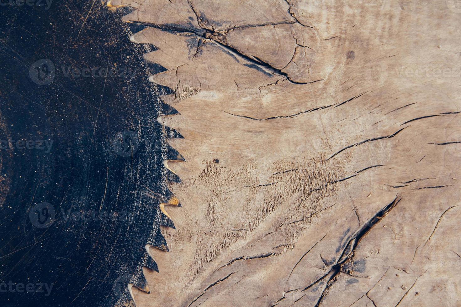 sega circolare a lama sullo sfondo del tavolo in legno foto