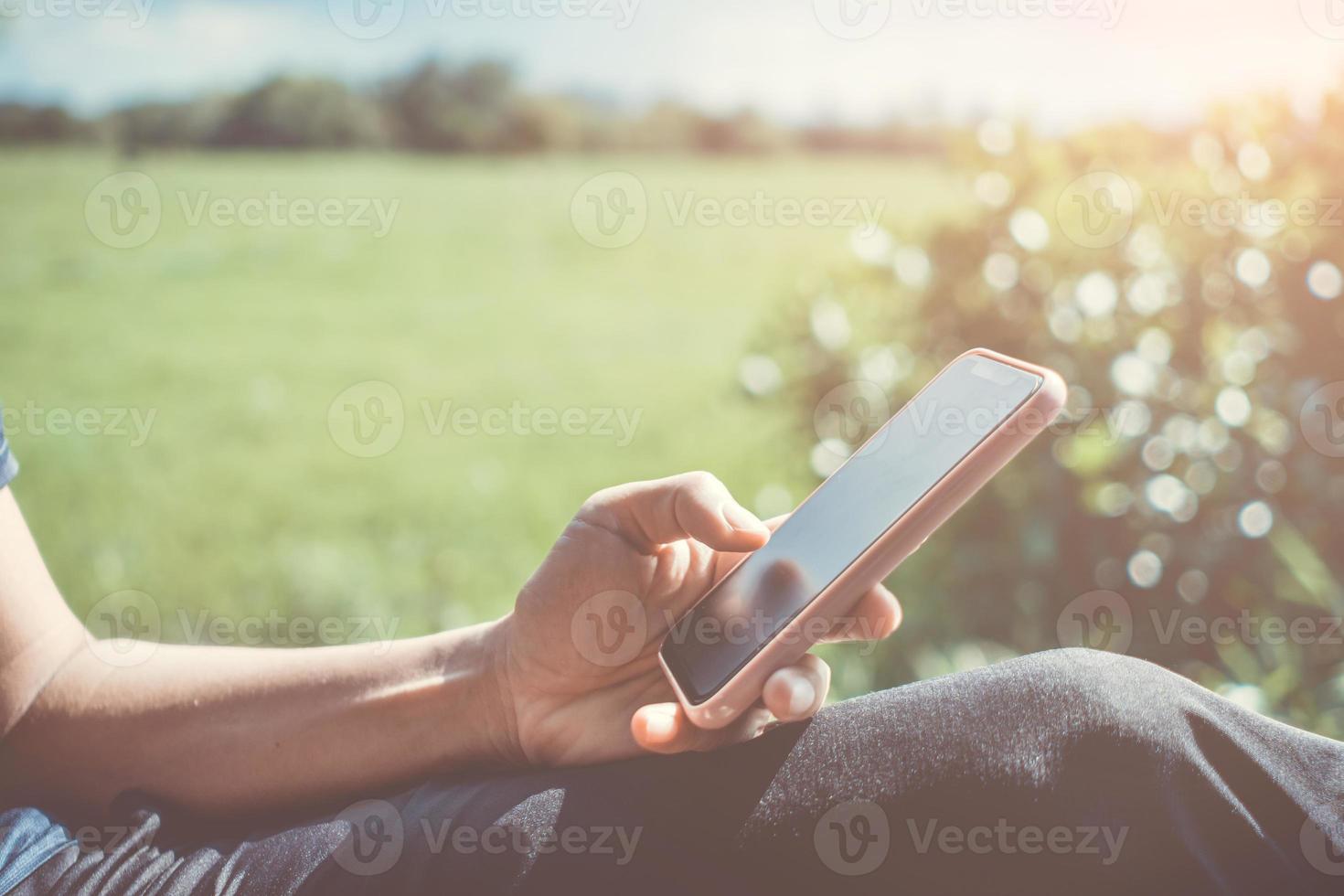 mano della donna che utilizza smartphone per fare affari di lavoro. foto