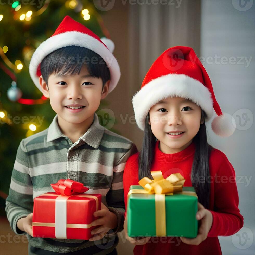 contento ragazzo con un' Natale regalo scatole con un' decorato Natale albero nel un' camera - generato Immagine foto