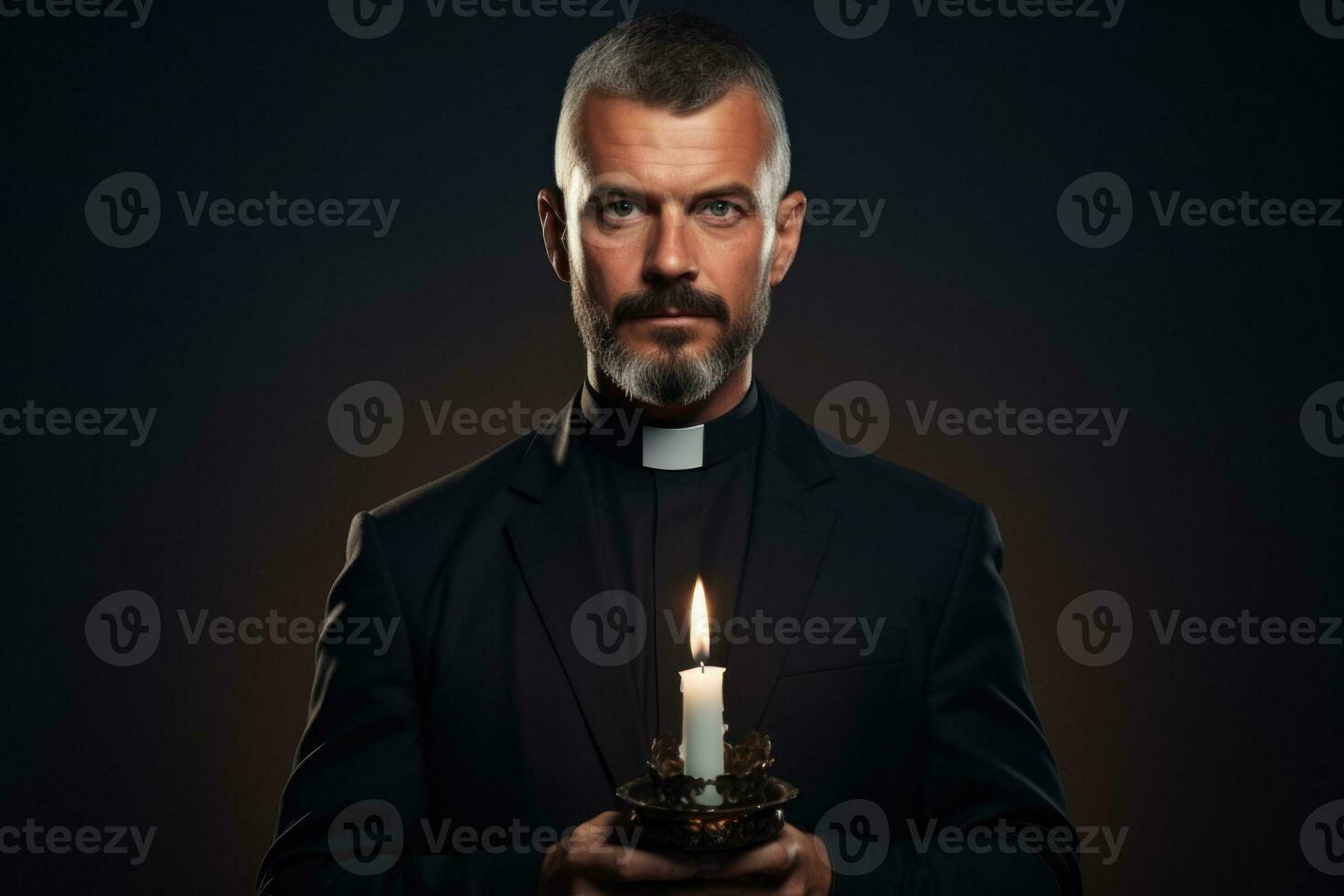 sacerdote Tenere mezzanotte massa su Natale vigilia isolato su un' pendenza sfondo foto