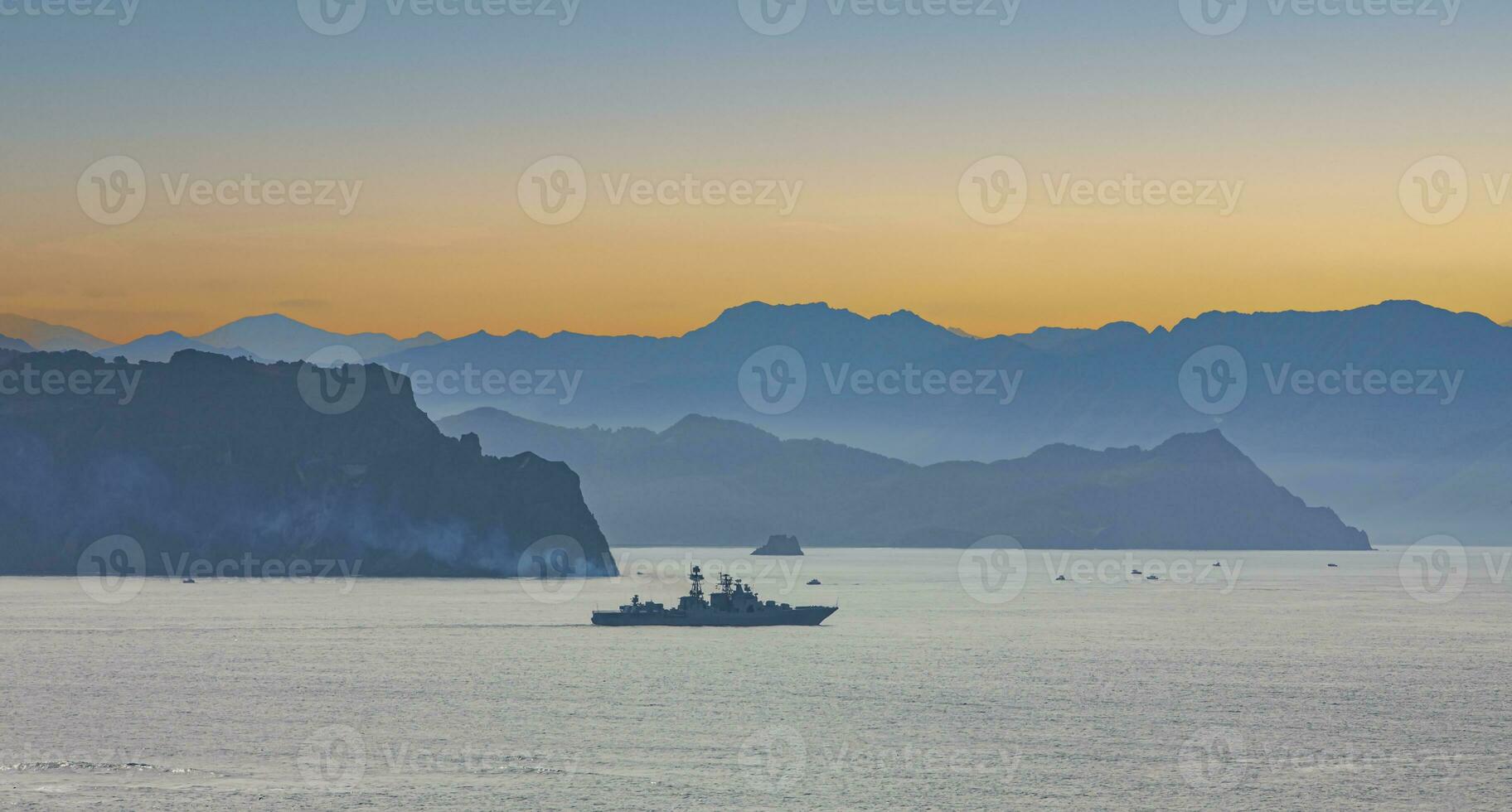 militare nave su il sfondo di montagne foto