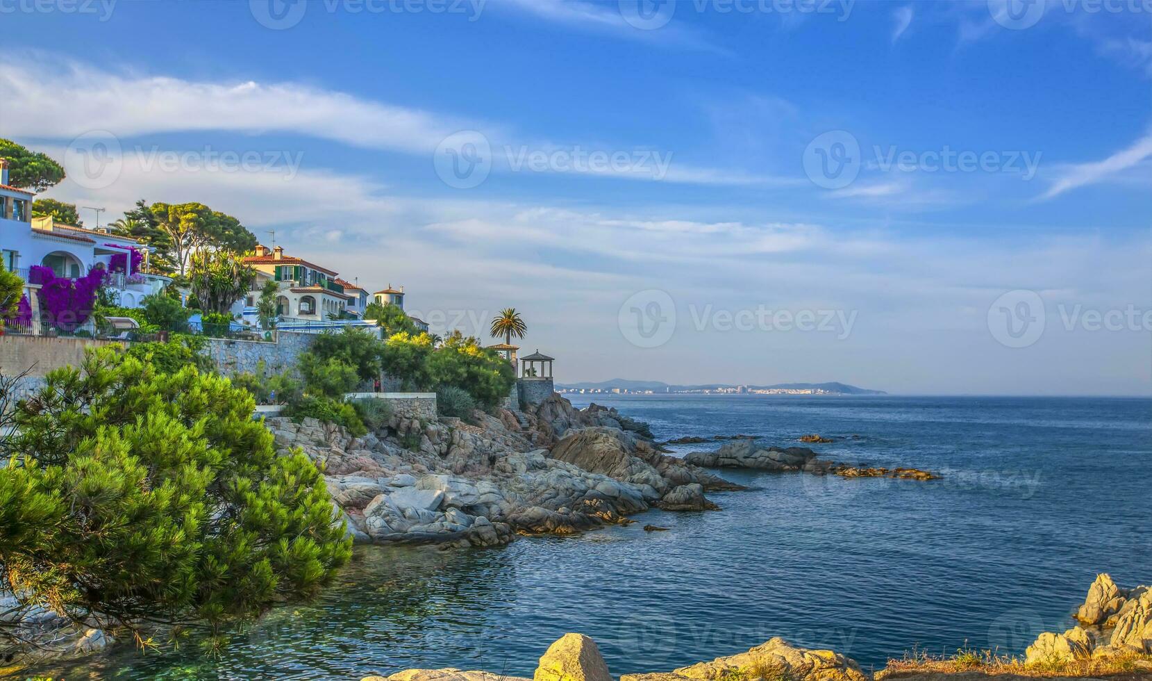 bellissimo Casa su il colorato oceano costa. selettivo messa a fuoco foto