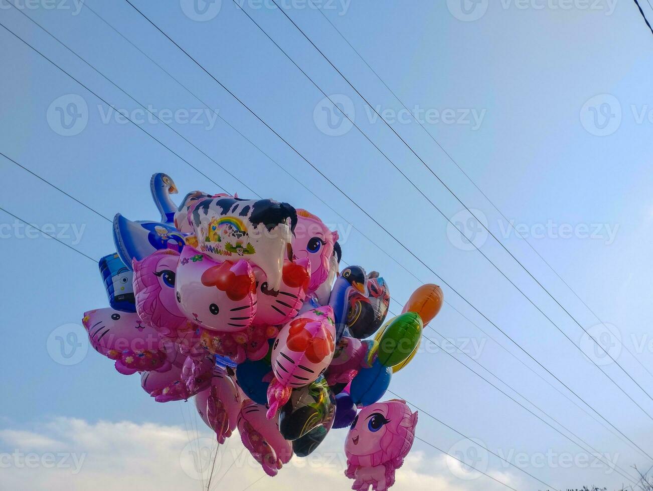 mazzo di palloncini volante nel il cielo foto