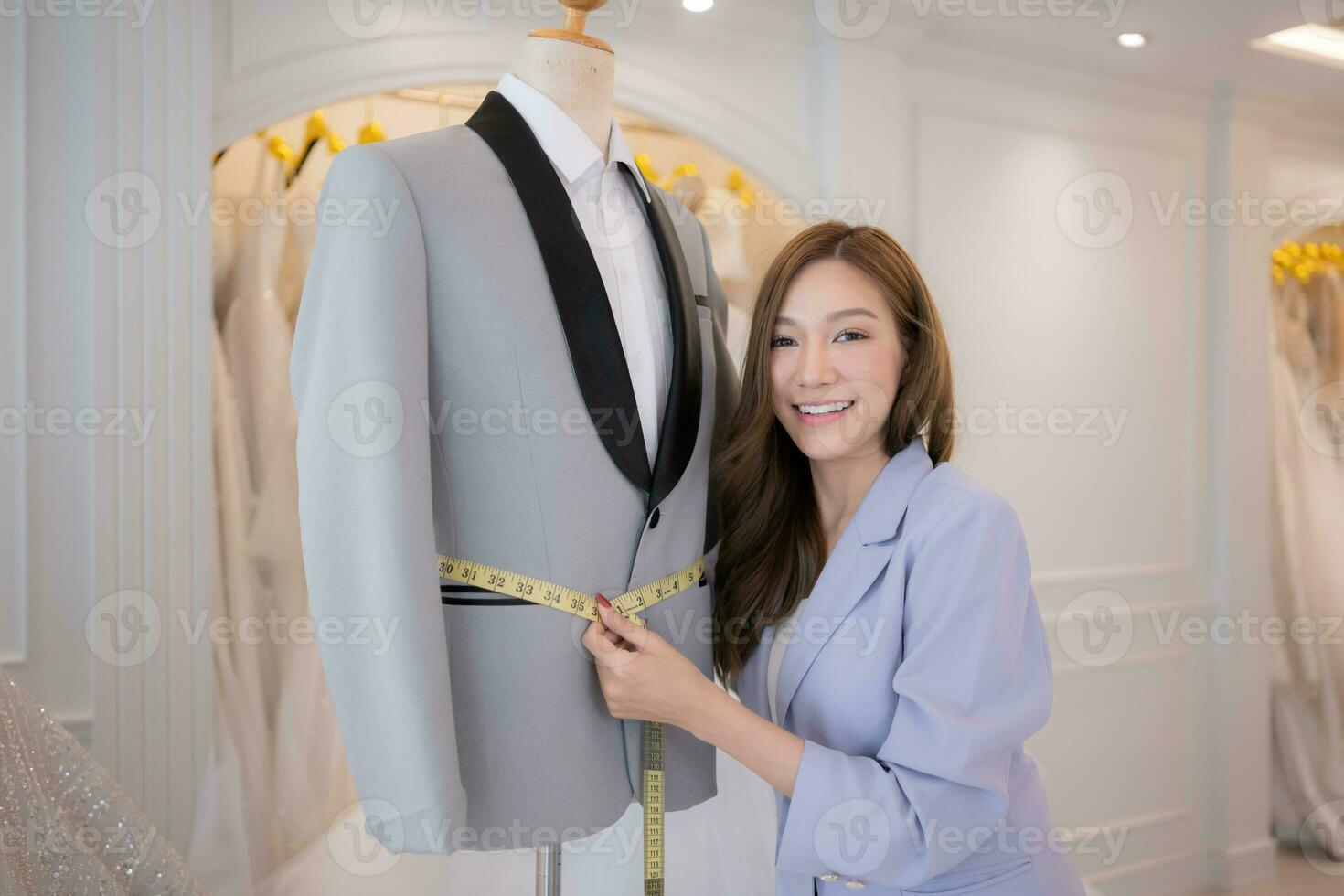 asiatico moda progettisti rendere sicuro il quello dello sposo attrezzatura è assolutamente preciso e pronto per il sposa e sposo per provare Su. foto