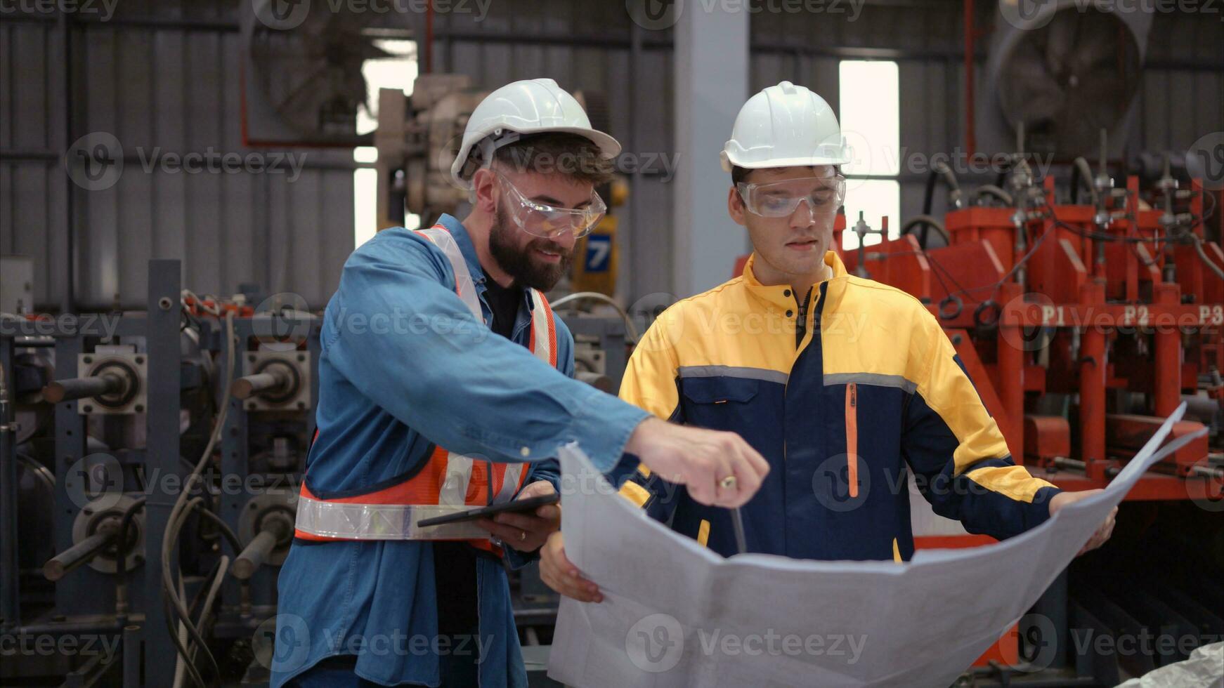 squadra di ingegneri e architetti Lavorando con planimetria a fabbrica luogo. esso è un' massiccio nuovo servizio, struttura per fabbricazione metallo lenzuola come bene come un' mezzi di trasporto e distribuzione magazzino. foto