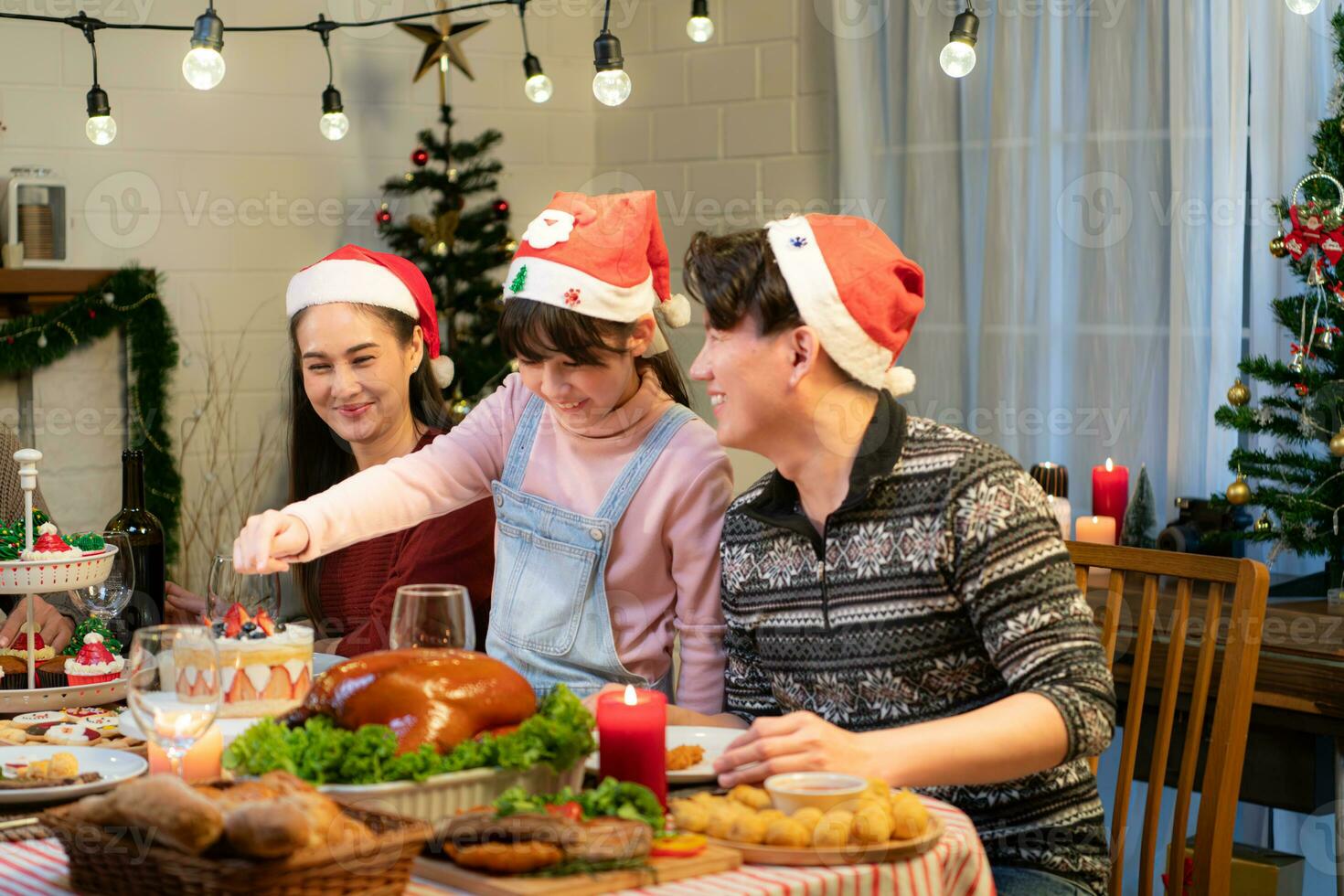 contento asiatico famiglia festeggiare Natale e nuovo anno insieme a casa. foto