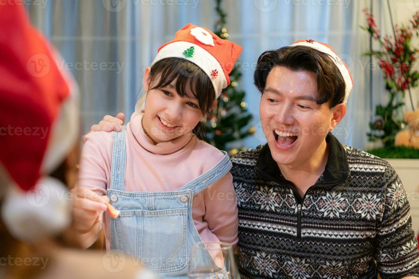 contento asiatico famiglia festeggiare Natale e nuovo anno insieme a casa. foto