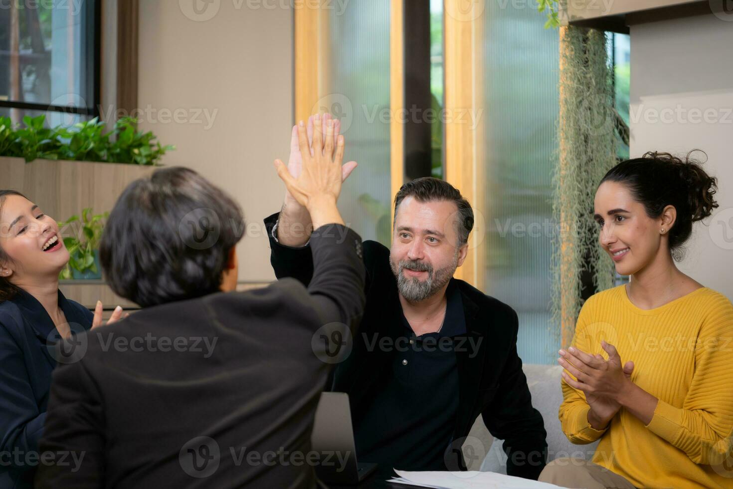 uomo d'affari e donna d'affari discutere un' progetto nel il incontro camera di co-working spazio foto