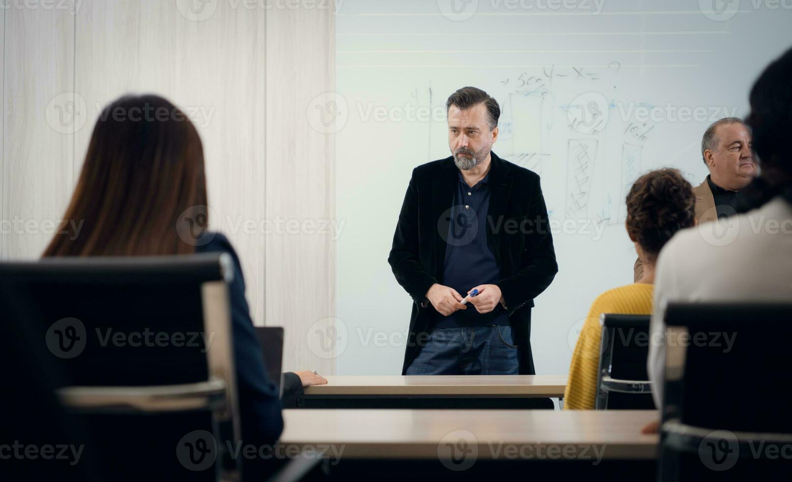 ritratto di un' anziano uomo d'affari dando un' presentazione per il suo collega a ufficio foto