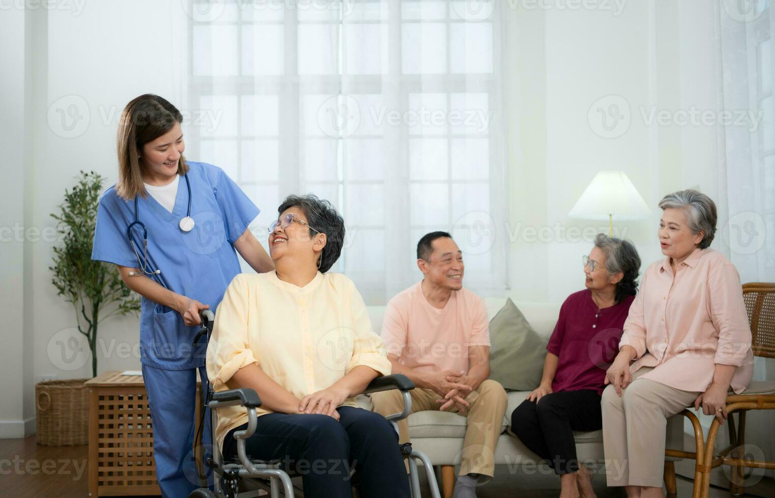 gruppo di anziano e asiatico anziano femmina paziente e infermiera nel assistenza infermieristica casa, anziano persone nel assistenza infermieristica casa concetto foto