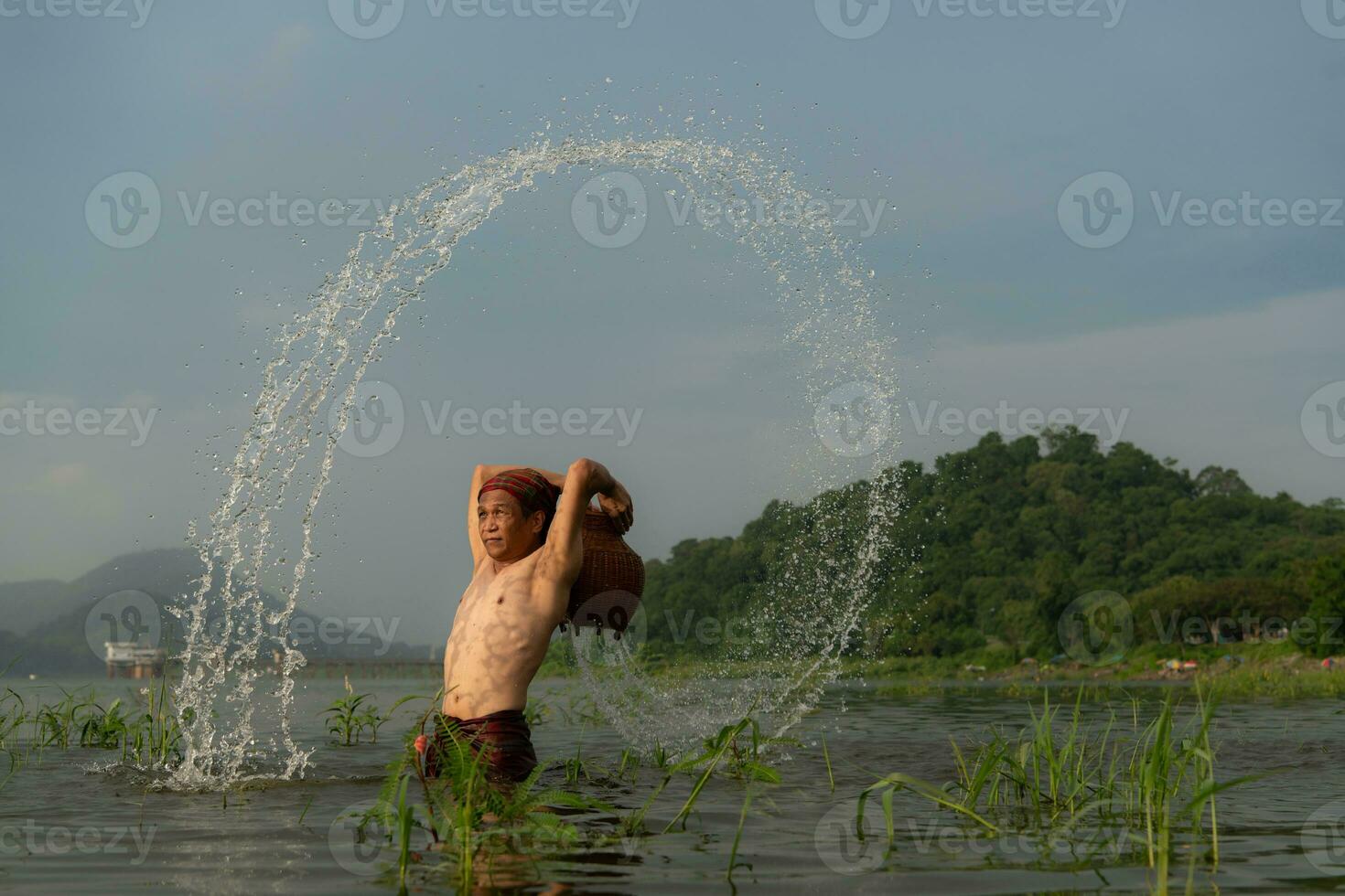 pescatori utilizzando tradizionale pesca attrezzatura dopo attraente pesce, pulito su e giocare nel il acqua. foto