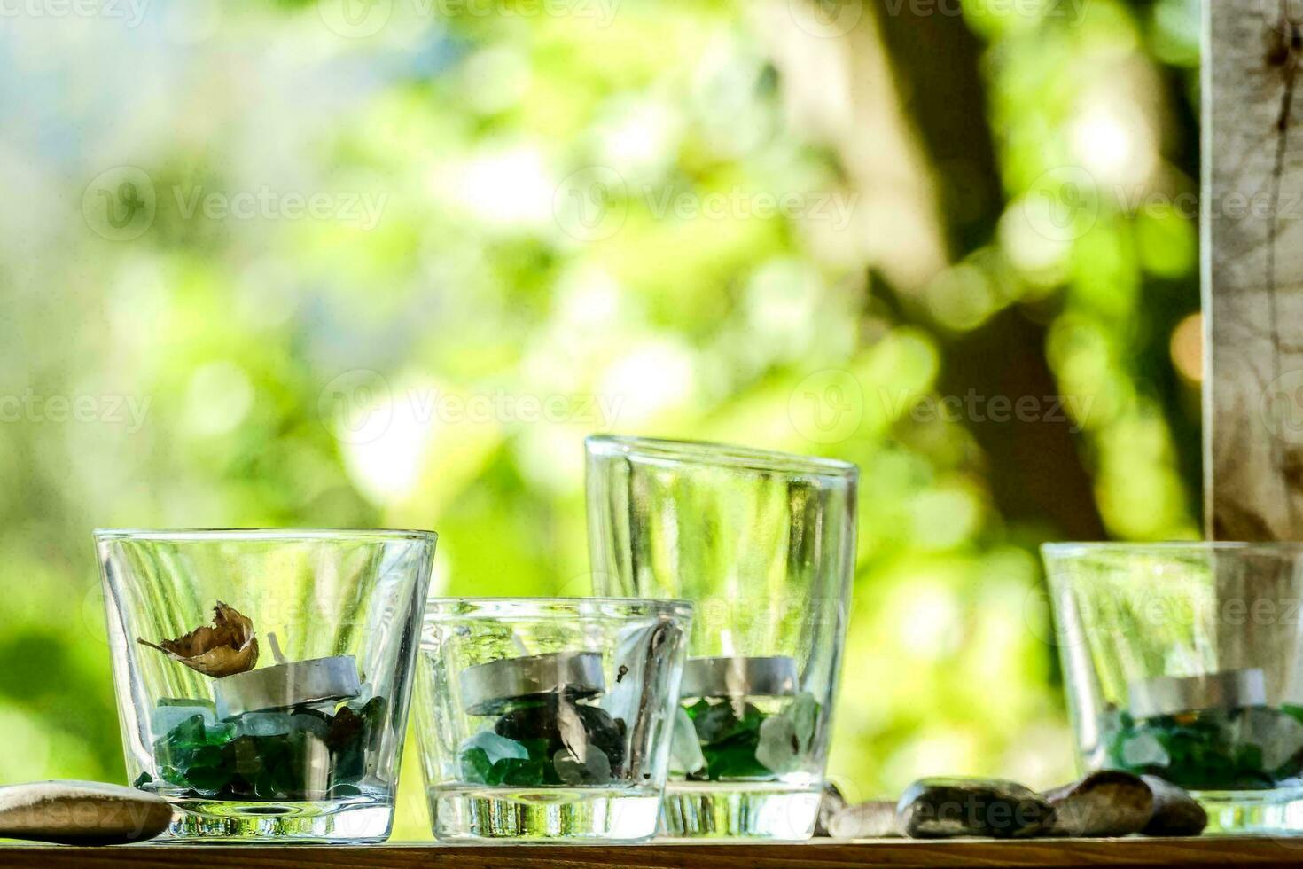 un' gruppo di bicchieri con rocce foto
