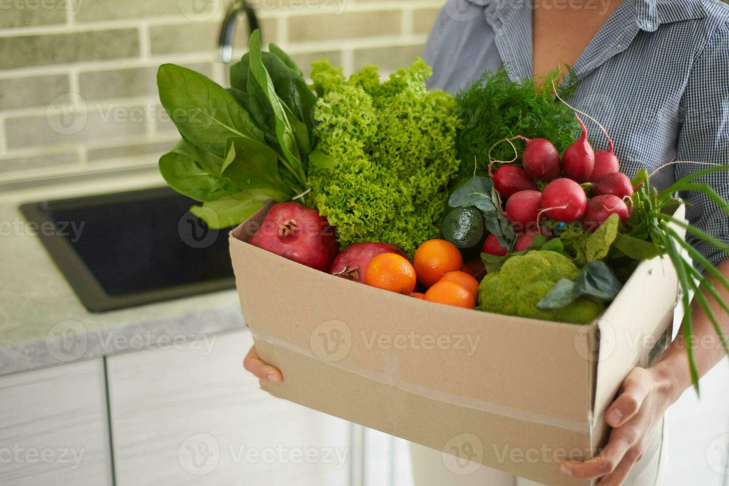 avvicinamento di un' cartone scatola pieno di fresco biologico la verdura, frutta e verdura nel femmina mani foto