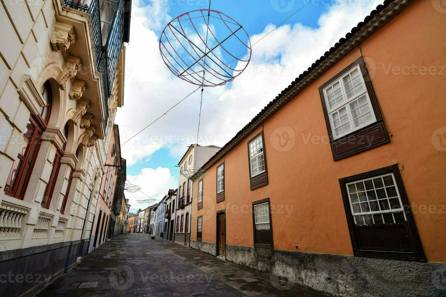 un' strada con un' grande metallo scultura nel il mezzo foto