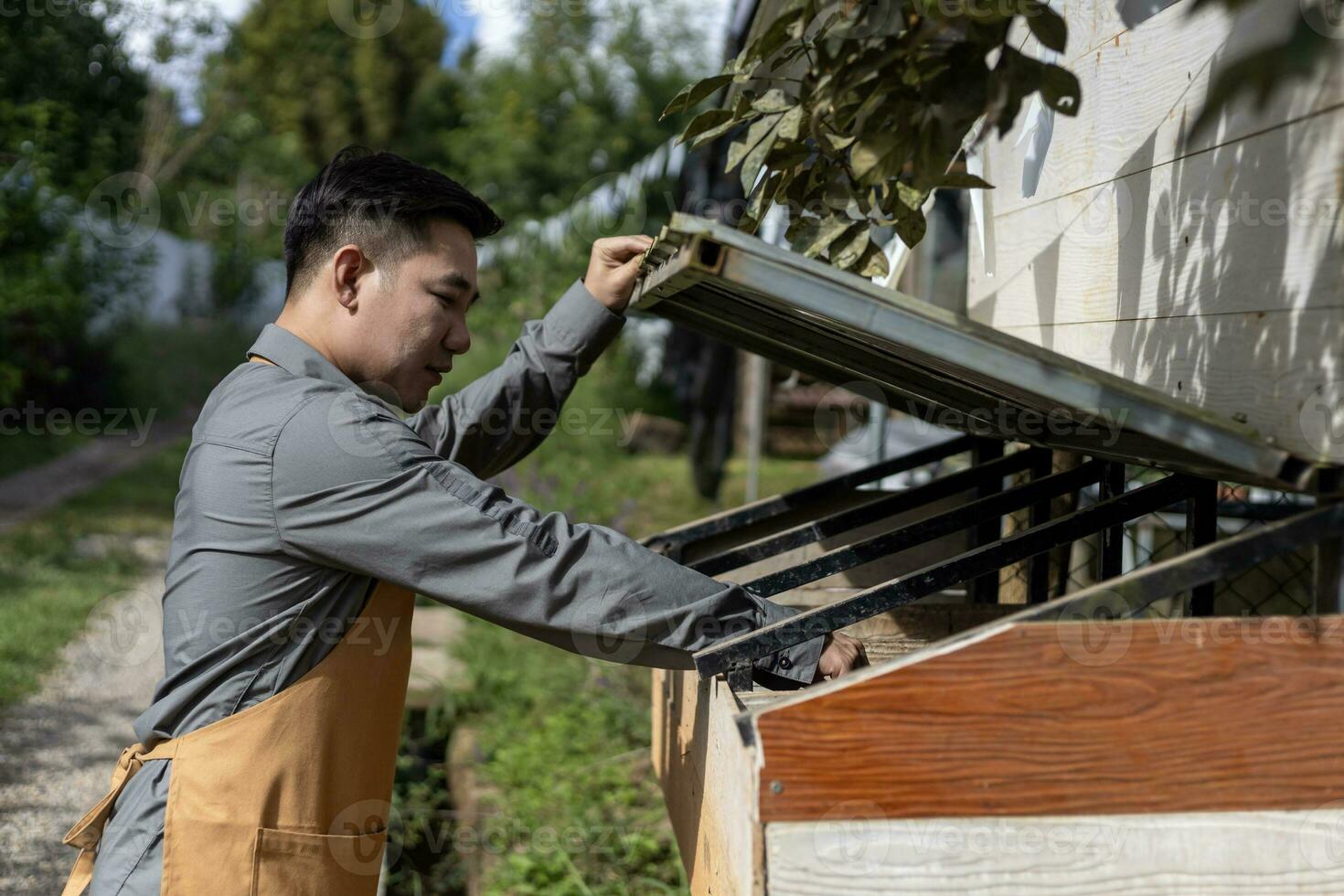 asiatico contadino è raccolta sua organici gratuito gamma gallina uova nel il mattina di il pollo coop per se stesso sufficiente e fattoria nel non in rete vivente e olistica agricoltura concetto foto