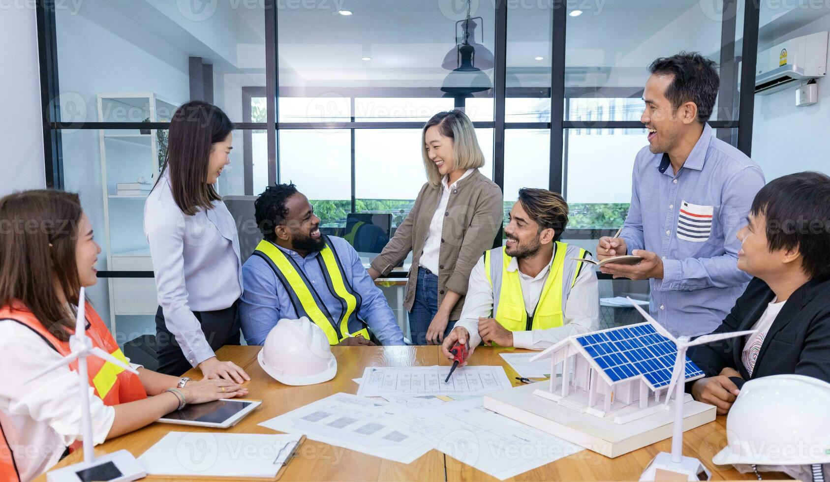 squadra di architettura e ingegneri siamo discutere e di brainstorming su pavimento Piano al di sopra di pulito energia e energia Salvataggio Casa design utilizzando solare pannello per verde industria e futuristico casa sviluppo foto