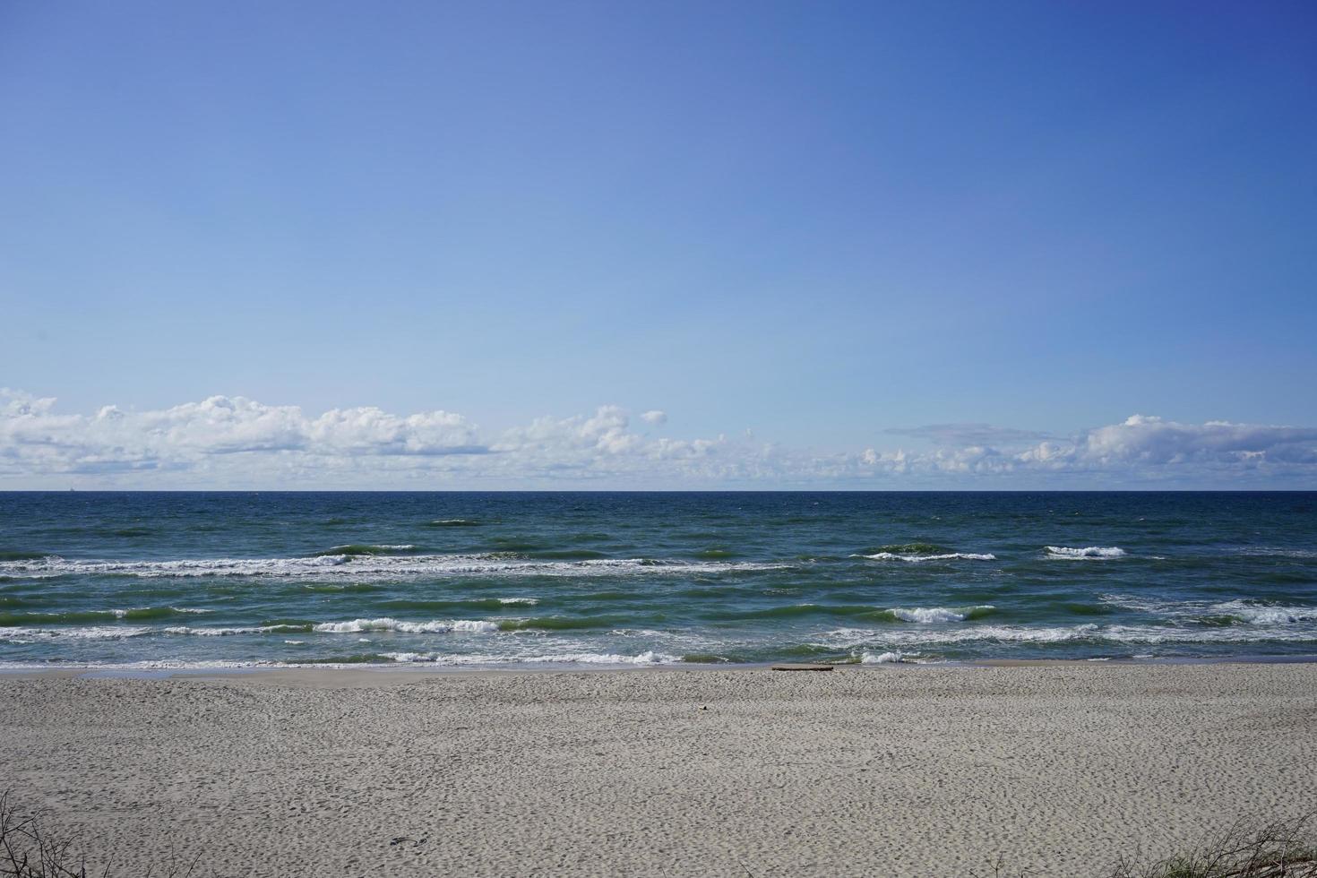 vista sul mare deserta sul Mar Baltico foto