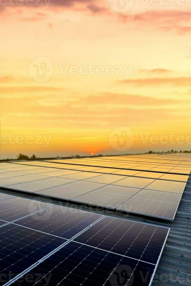 fotovoltaico pannello, nuovo tecnologia per memorizzare e uso il energia a partire dal il natura con umano vita, sostenibile energia e ambientale amico concetto. foto