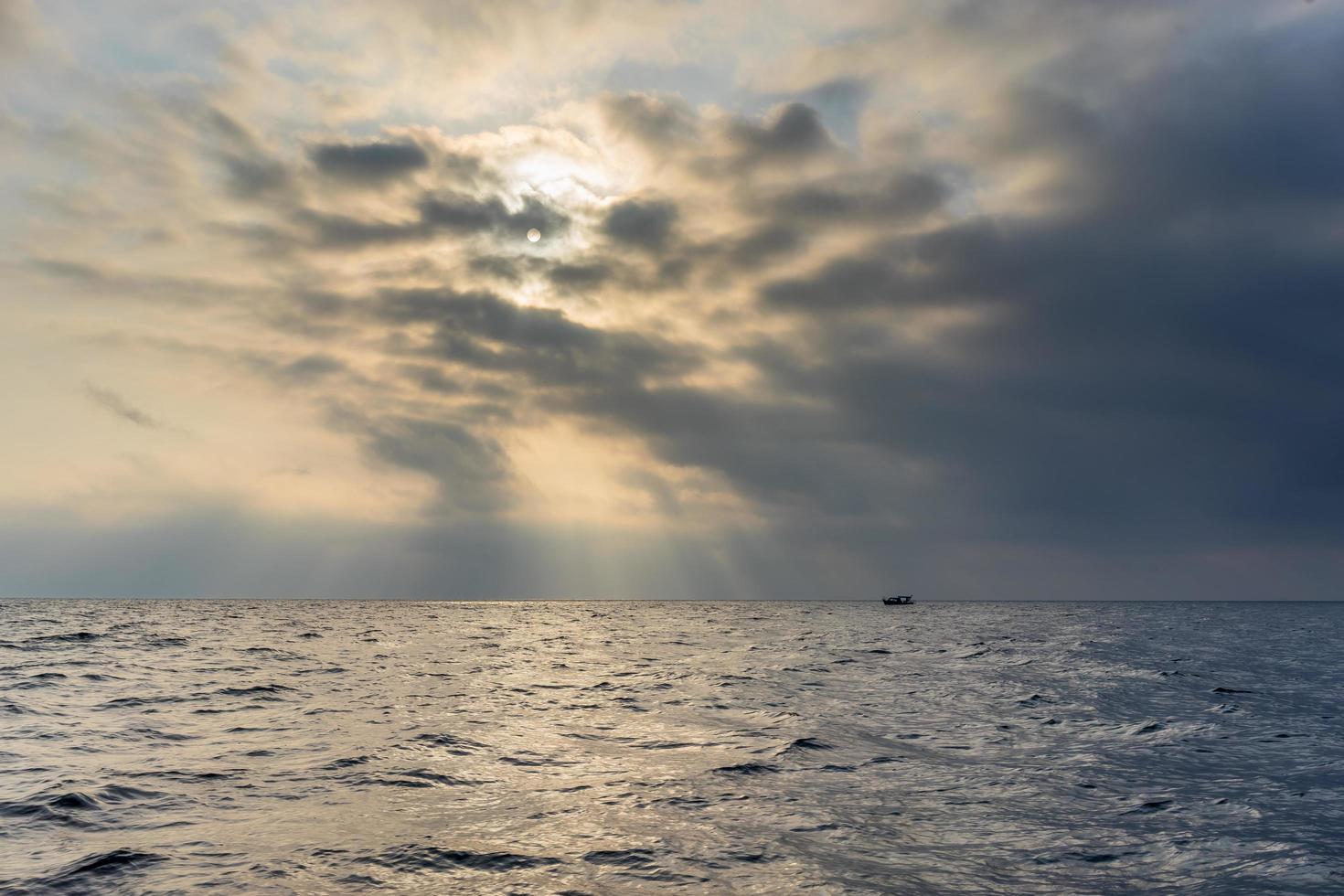 il mare con tempo nuvoloso e nebbioso con barca galleggiante foto