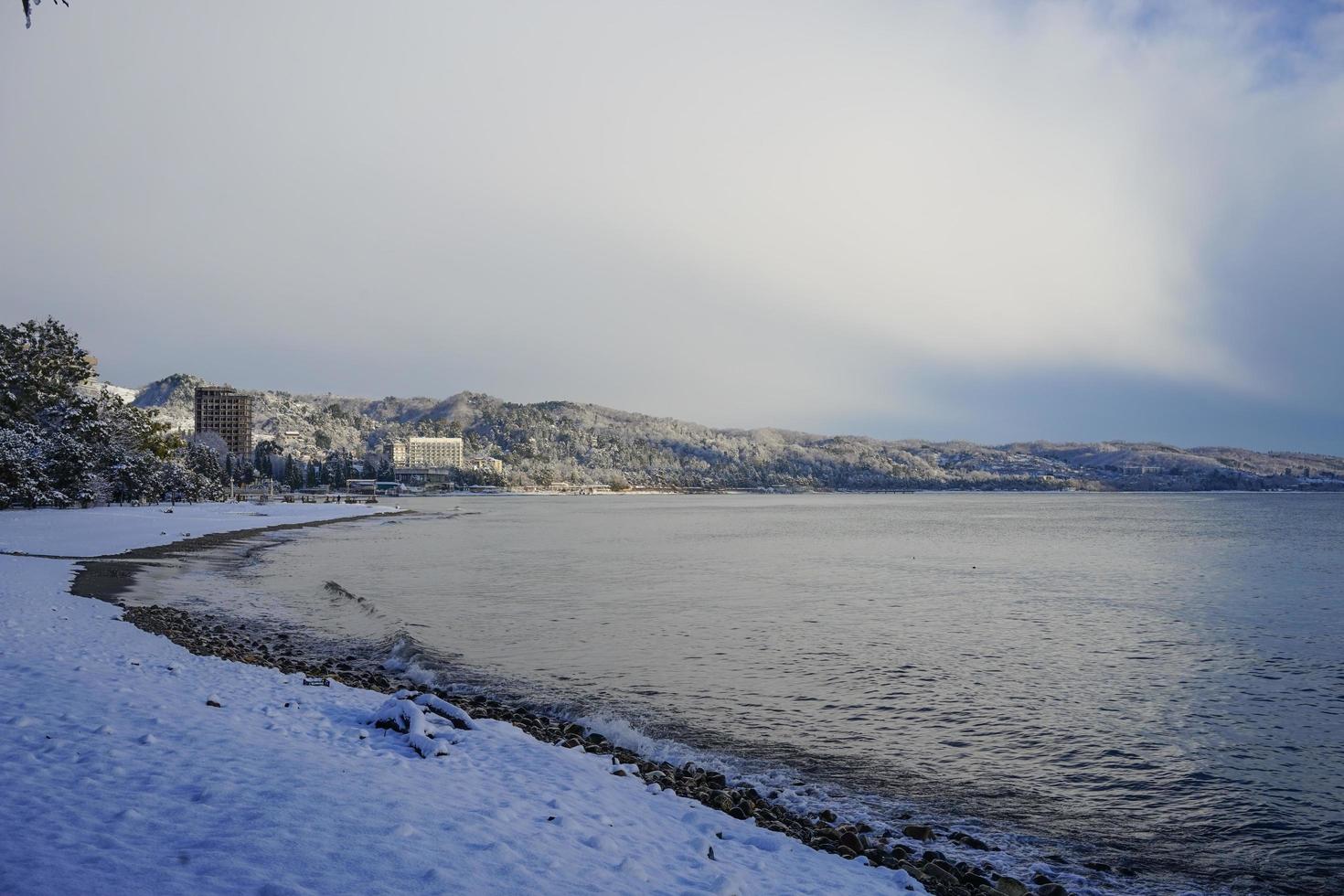 la costa in inverno in riva al mare foto