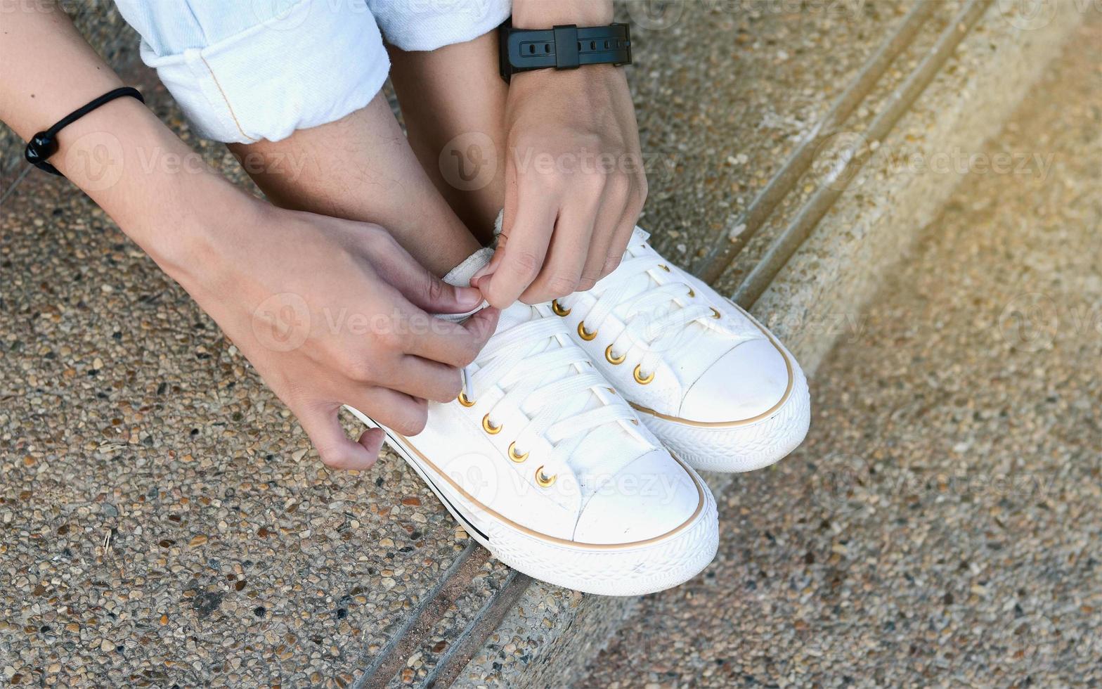 scarpe casual bianche che prendono una decisione foto