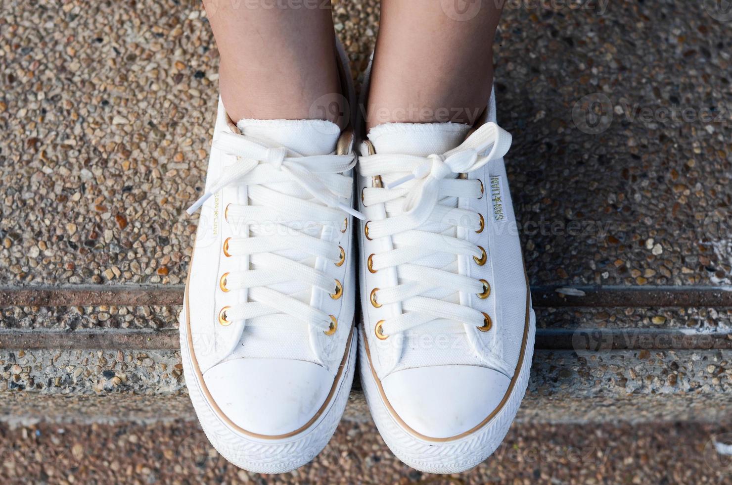 scarpe casual bianche che prendono una decisione foto