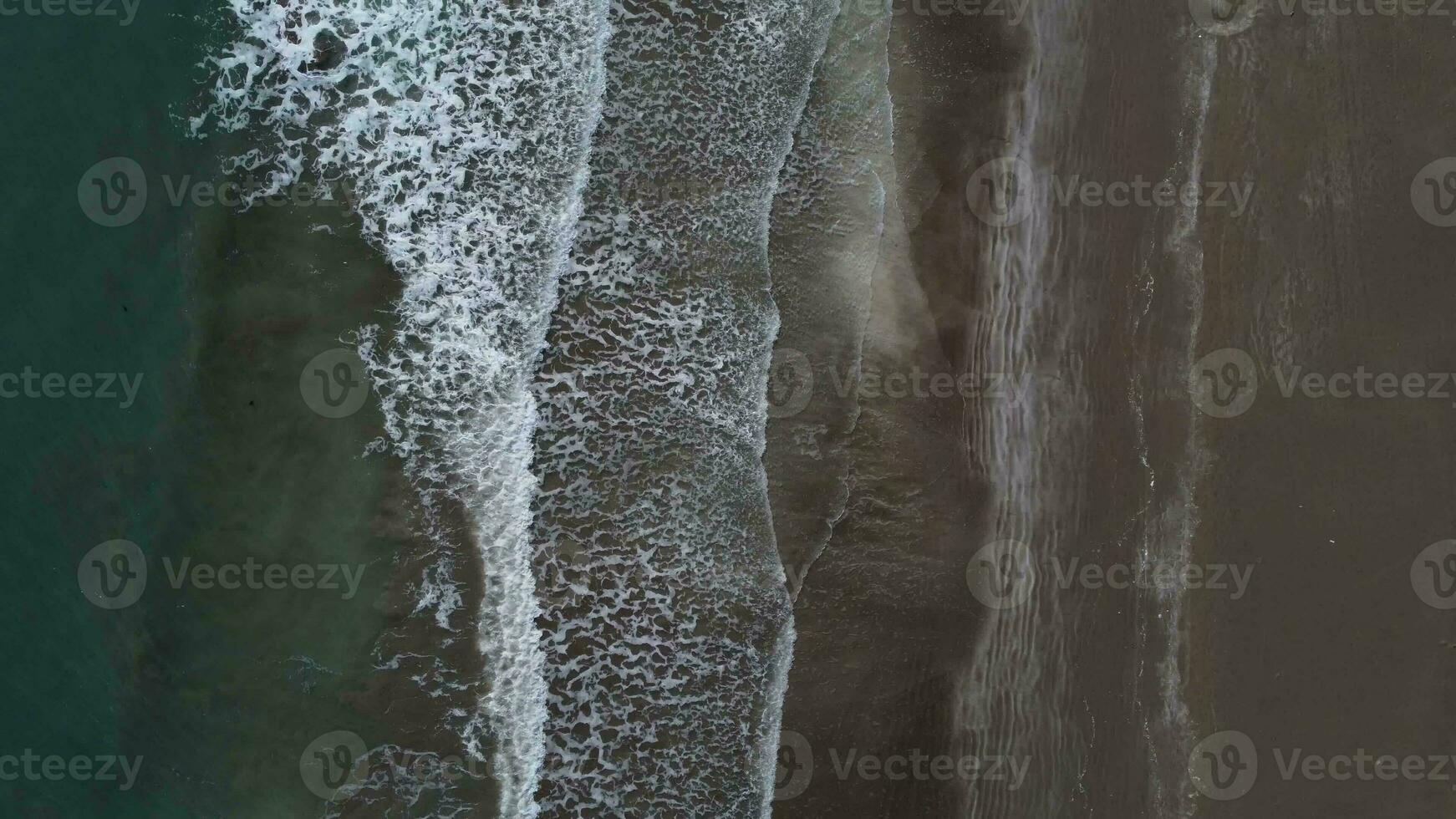 mare oceano onde colpire riva foto