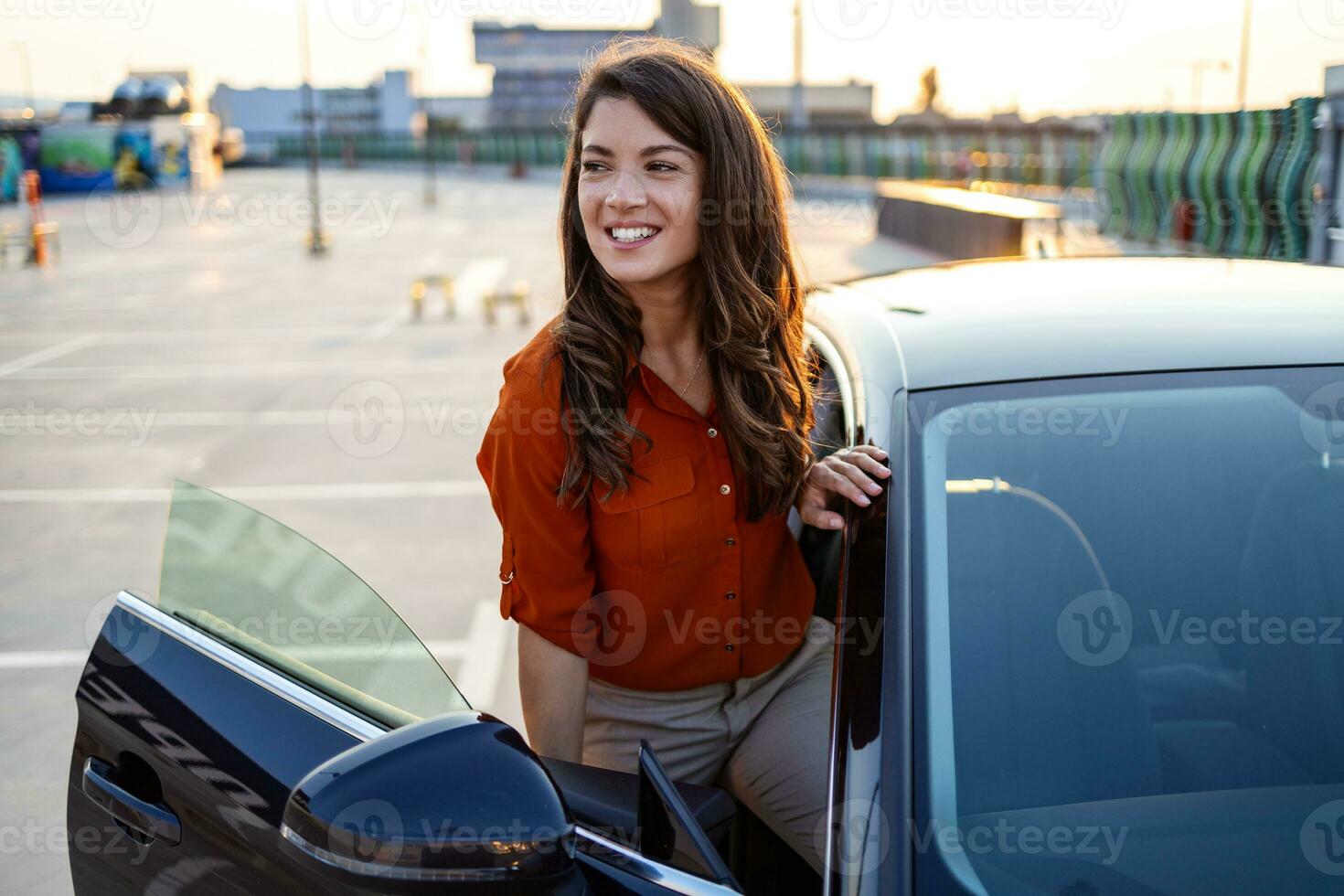 contento attraente donna o attività commerciale signora ottenere su di sua moderno macchina, mezzi di trasporto concetto foto