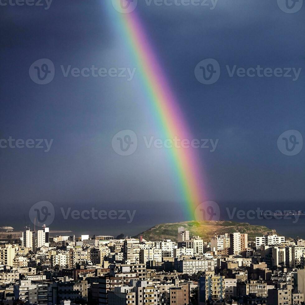 luminosa arcobaleno al di sopra di città foto