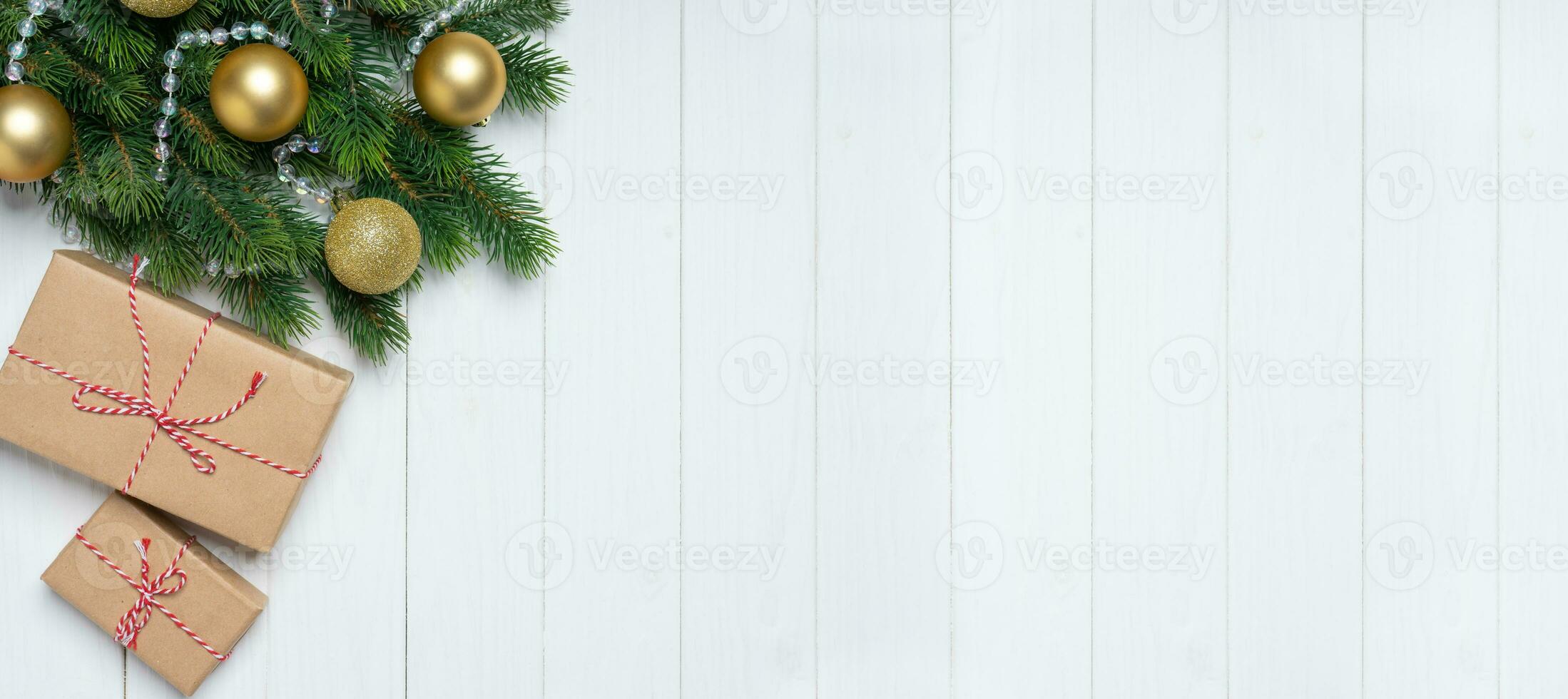 Natale sfondo con decorato abete albero e regalo scatole. superiore Visualizza, piatto posare con copia spazio foto