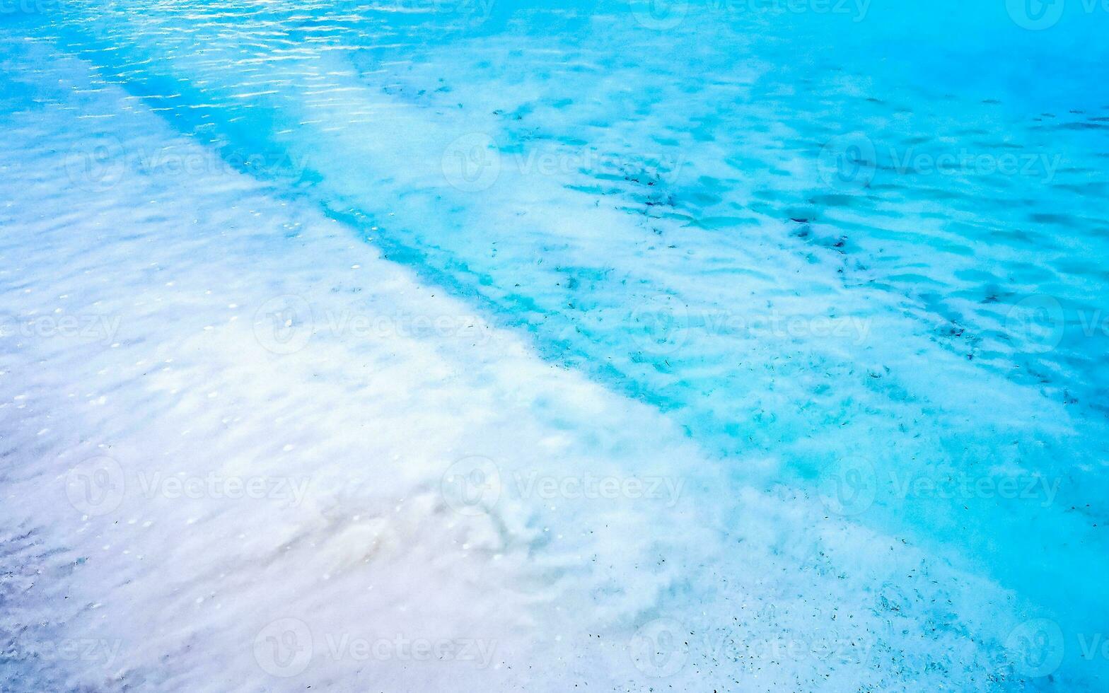 onde a tropicale spiaggia caraibico mare chiaro turchese acqua Messico. foto