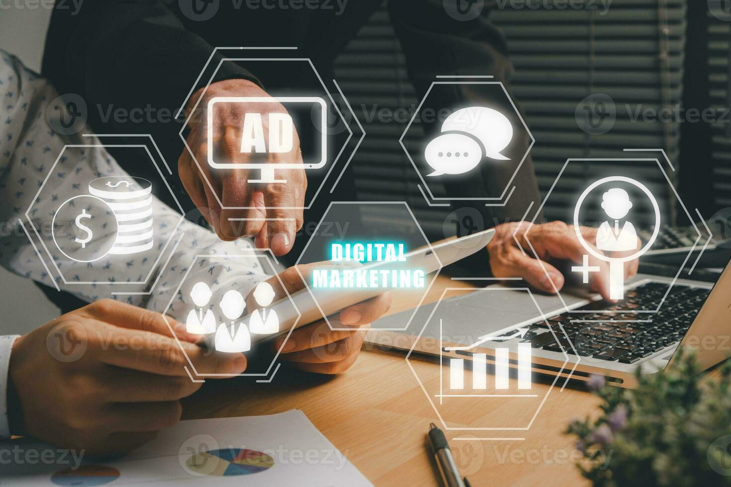 digitale marketing tecnologia concetto, businessteam discutere dati su ufficio scrivania con vr schermo digitale marketing icona su ufficio scrivania, Internet, in linea, ricerca motore ottimizzazione. foto