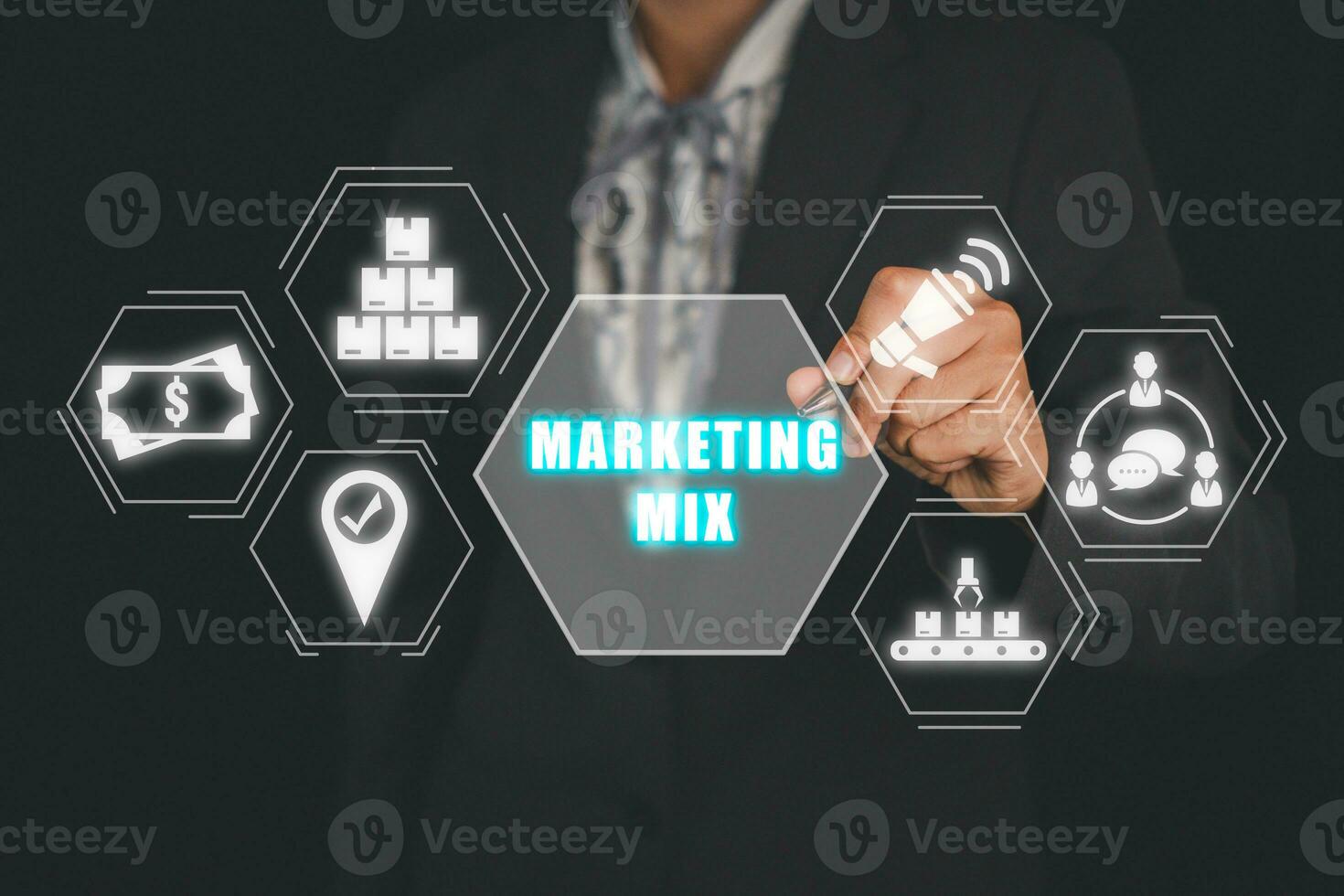 marketing mescolare concetto, attività commerciale donna mano toccante marketing mescolare icona su virtuale schermo, prezzo, posto, promozione, Prodotto. foto