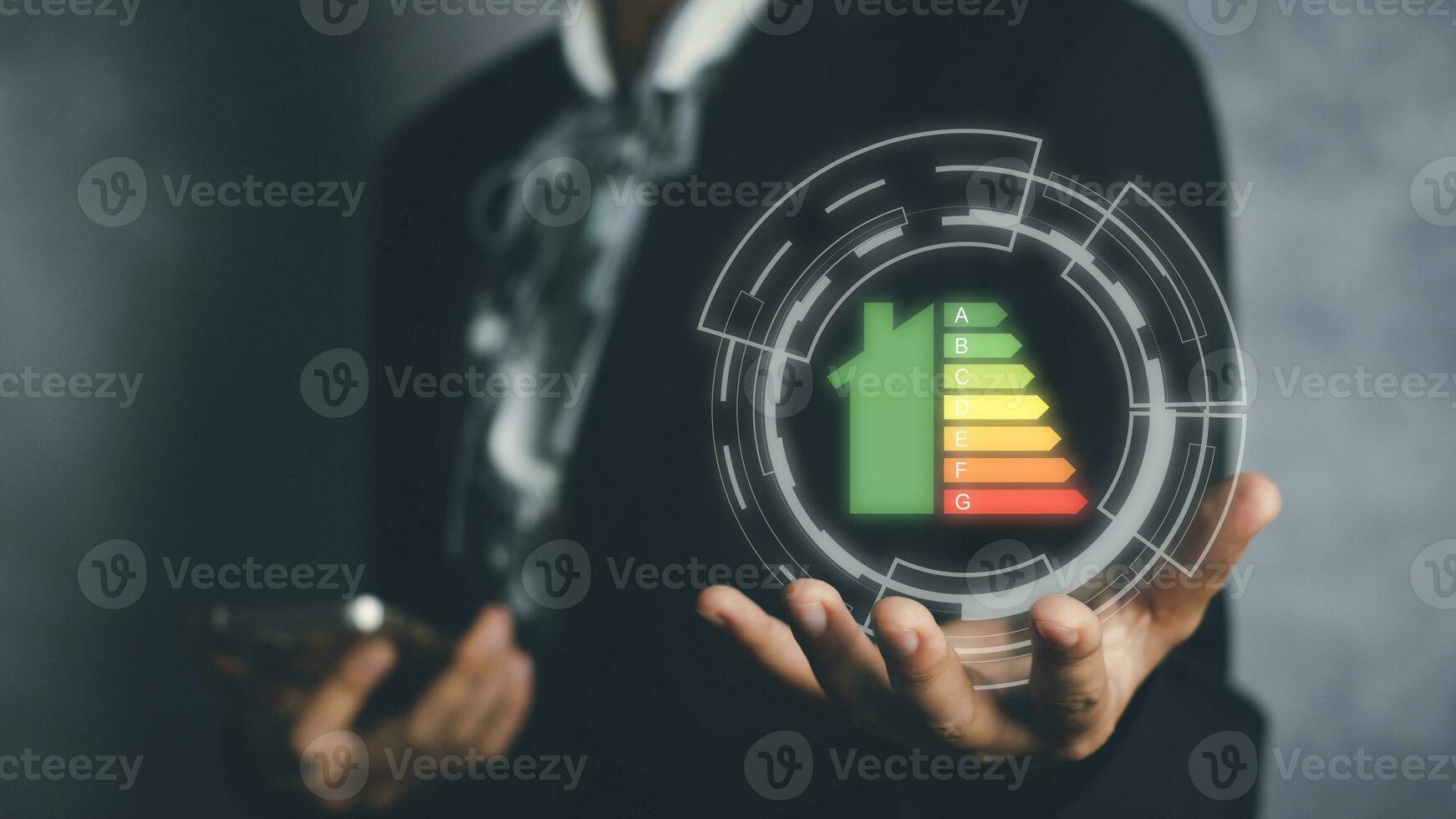 persona mano e Casa icona con energia efficienza scala Immagine su nero sfondo, concetto di ecologico e bio energico Casa. energia classe. foto