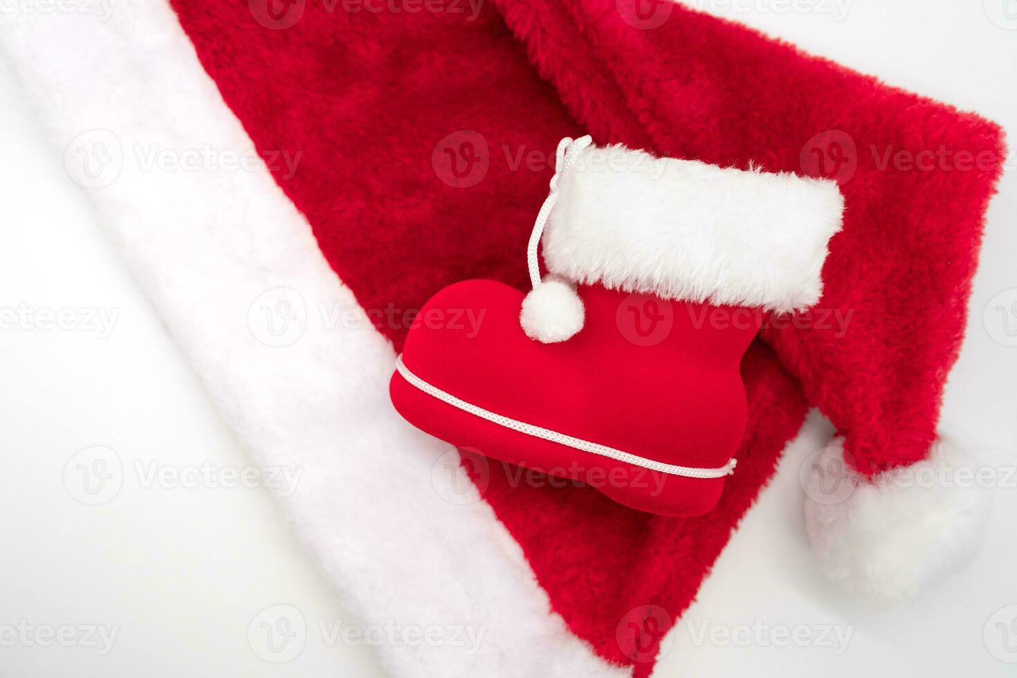 Babbo Natale stivale su Santa Claus rosso cappello isolato su bianca sfondo. Natale sfondo. foto