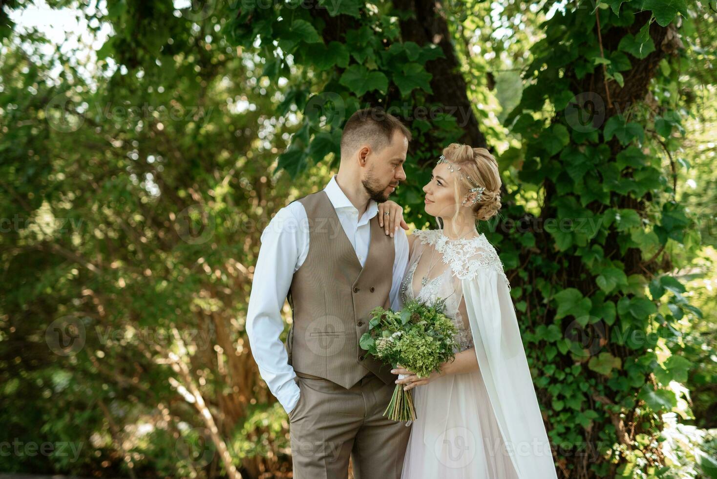 il primo incontro di il sposa e sposo foto