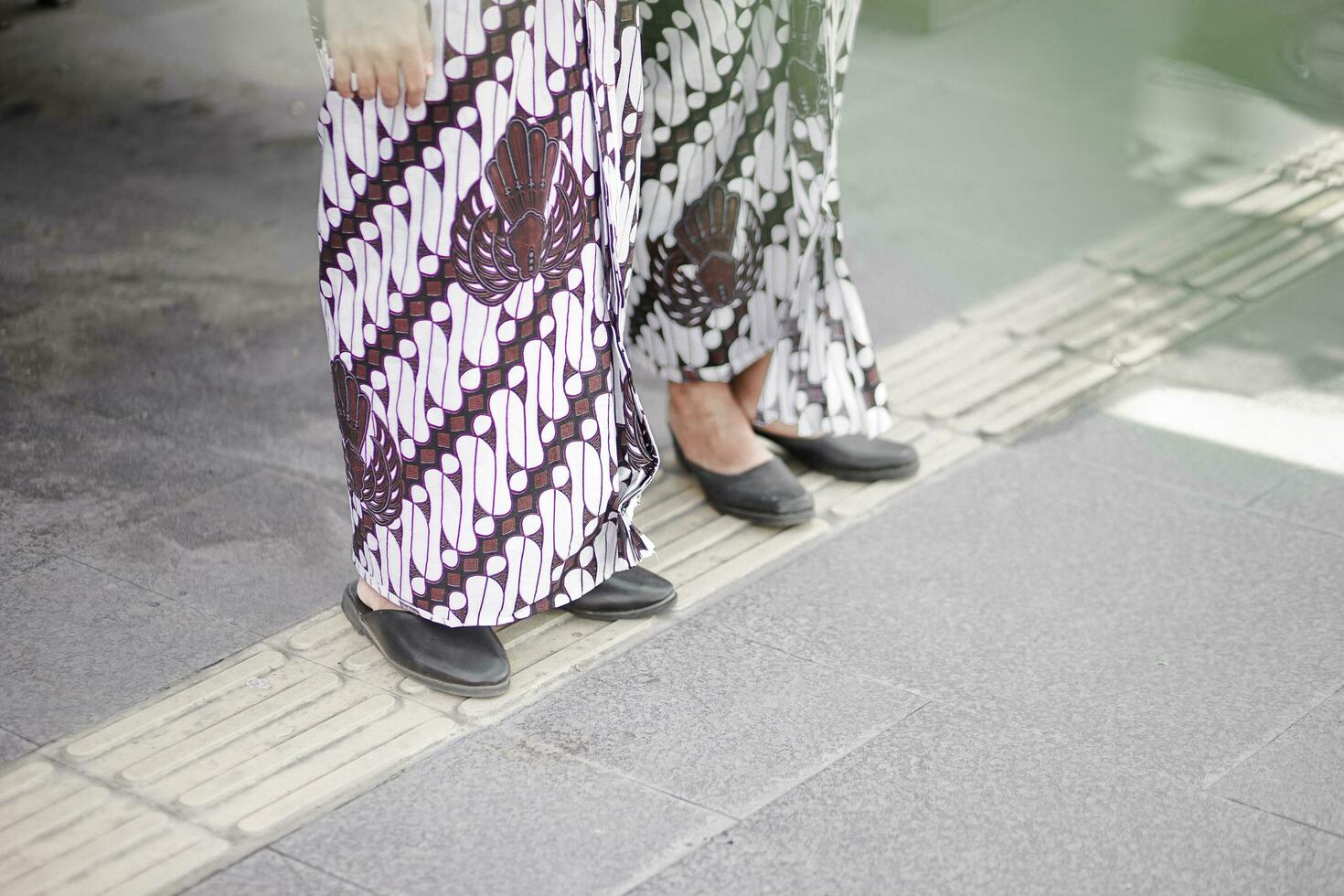 un' donna indossare un' fantasia vestito e nero scarpe foto