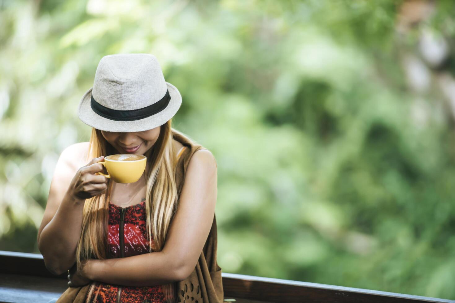 giovane donna felice con caffè latte al mattino? foto