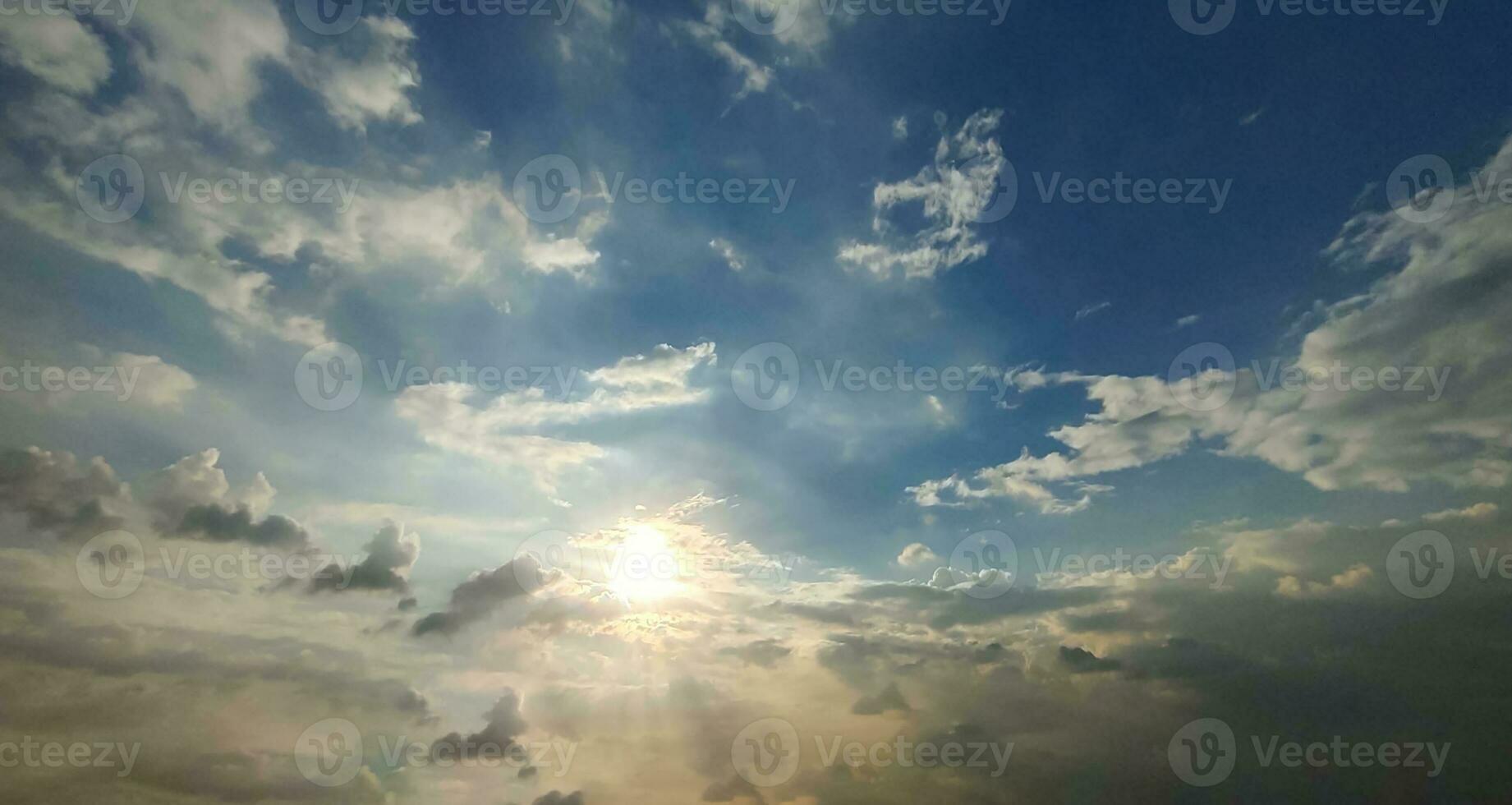 un' blu cielo con nuvole e un' pochi nuvole, blu cielo, bianca nube tempo periodo di nuvole nel il cielo, il sole brilla attraverso il nuvole nel Questo foto, drammatico cielo nuvole foto