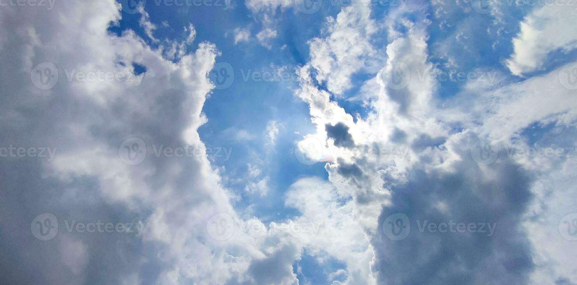 un' blu cielo con nuvole e un' pochi nuvole, blu cielo, bianca nube tempo periodo di nuvole nel il cielo, il sole brilla attraverso il nuvole nel Questo foto, drammatico cielo nuvole foto