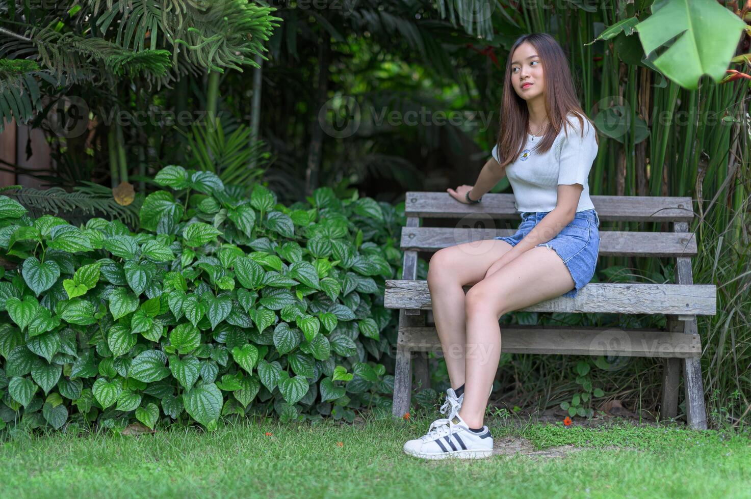 belle donne sedute nel parco foto