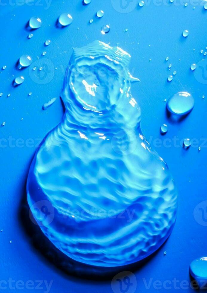 un' blu liquido è seduta su superiore di un' blu superficie foto