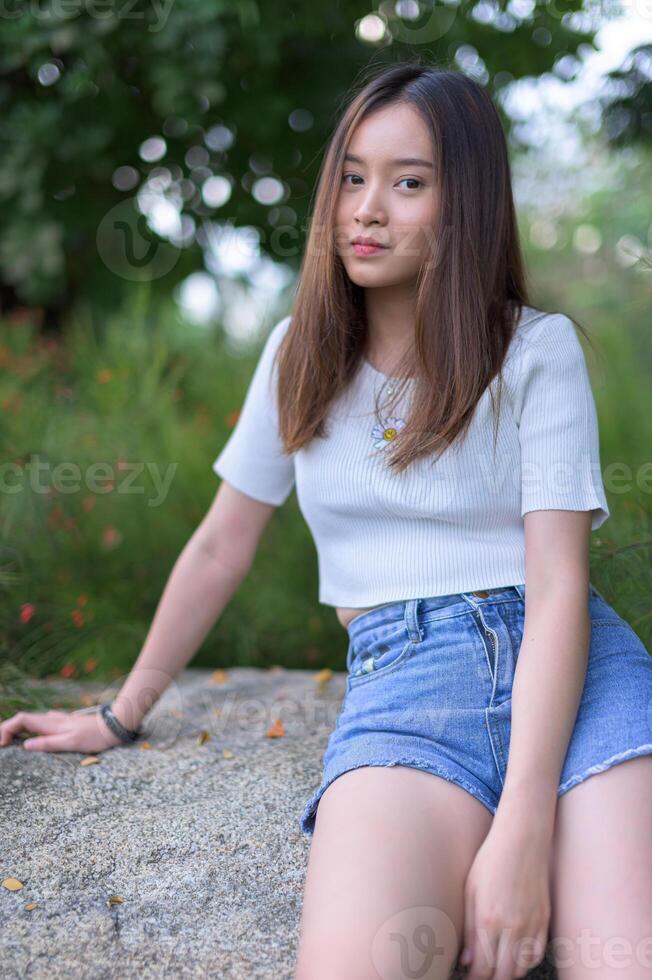 belle donne sedute nel parco foto