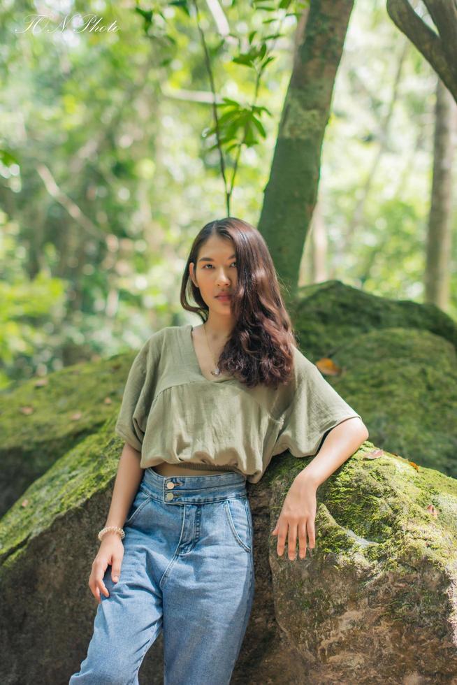 turista con viaggio nella foresta foto