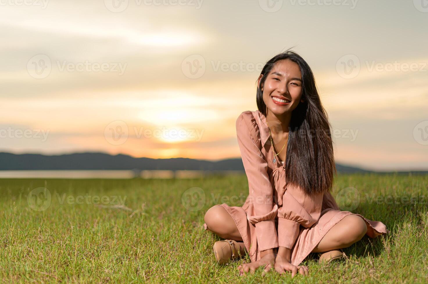 donna che viaggia nei campi foto