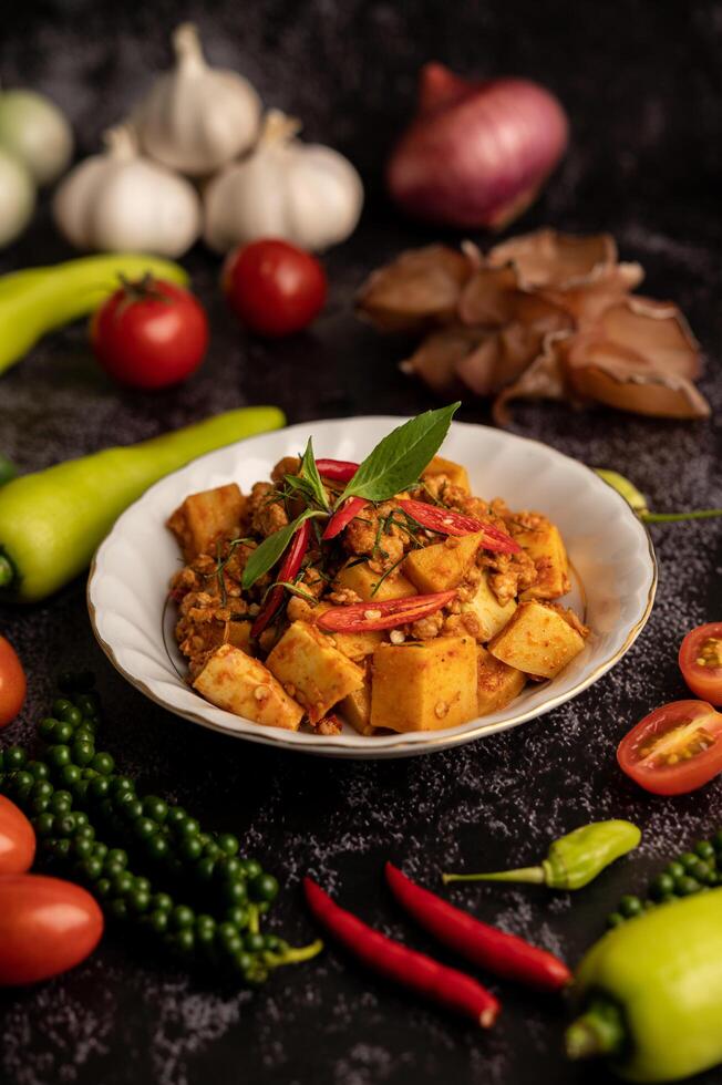 pasta di curry saltata in padella con germogli di bambù e carne di maiale macinata. foto