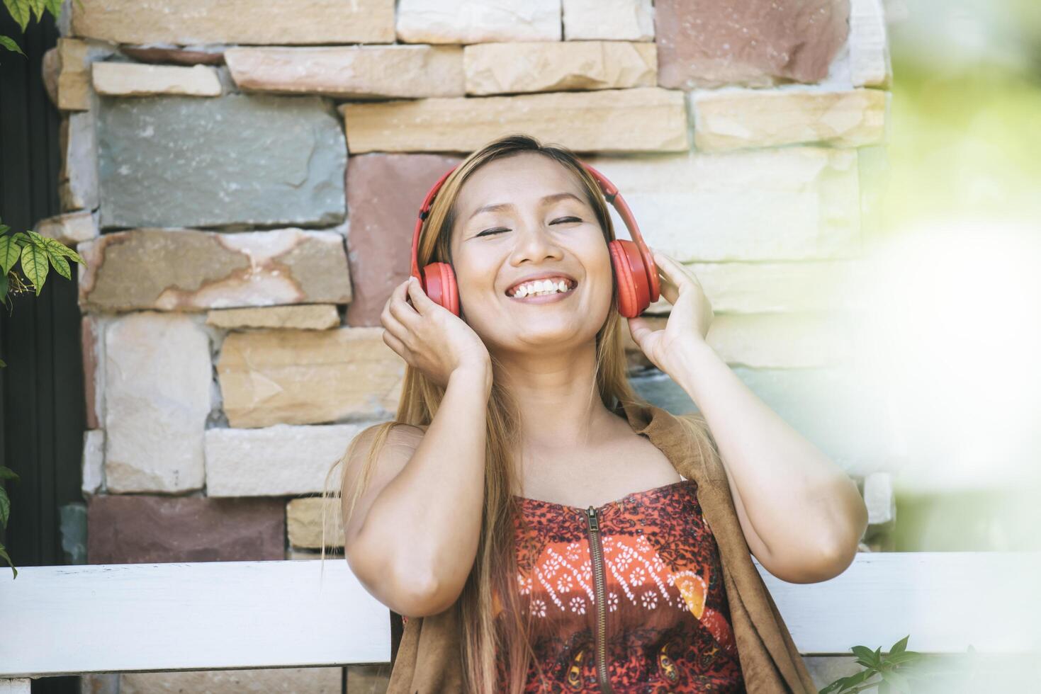 la giovane donna felice si rilassa ascoltando la musica preferita al bar foto