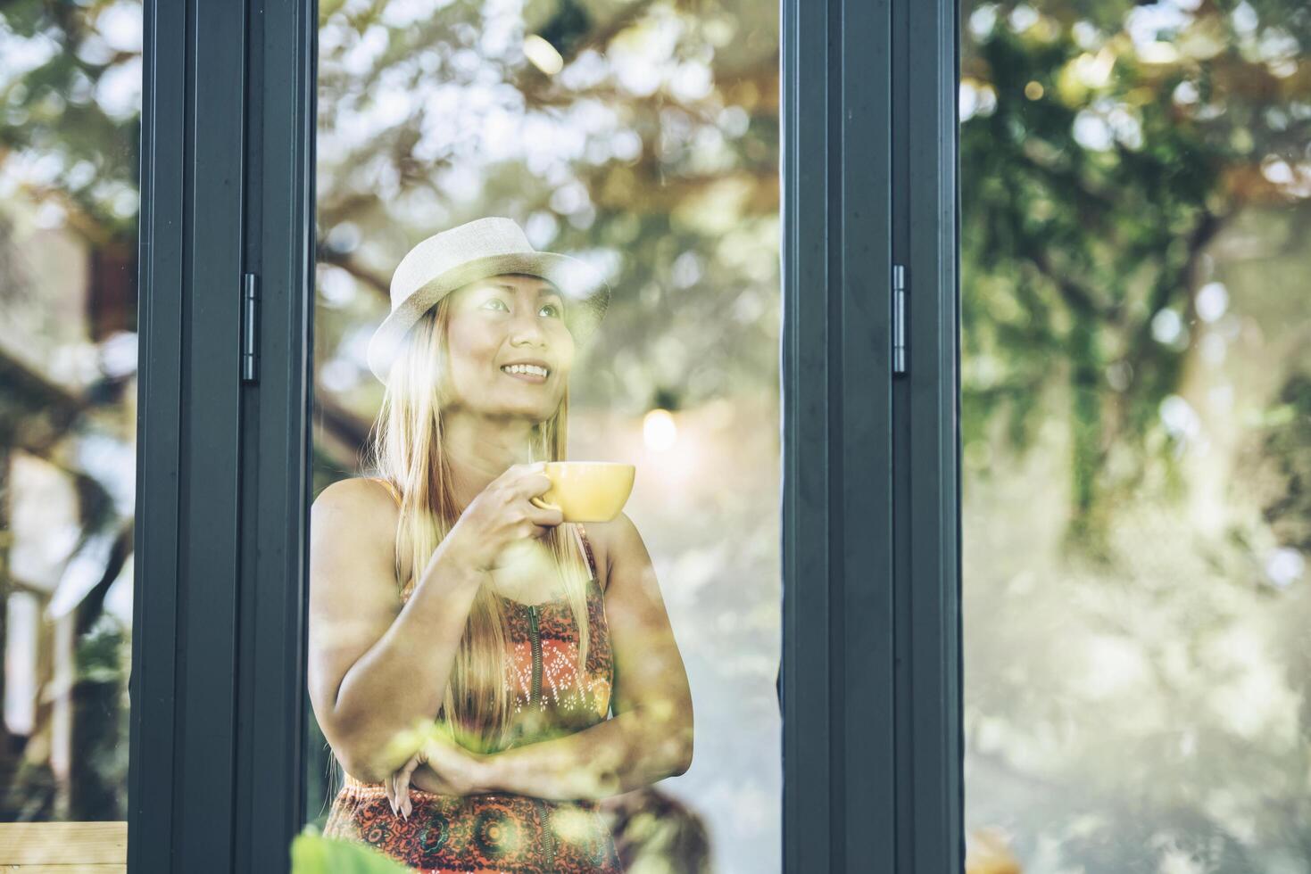 giovane donna felice con caffè latte al mattino? foto