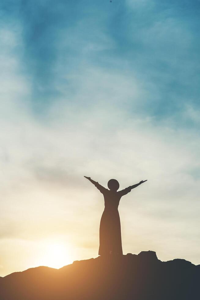 silhouette di persone felici foto